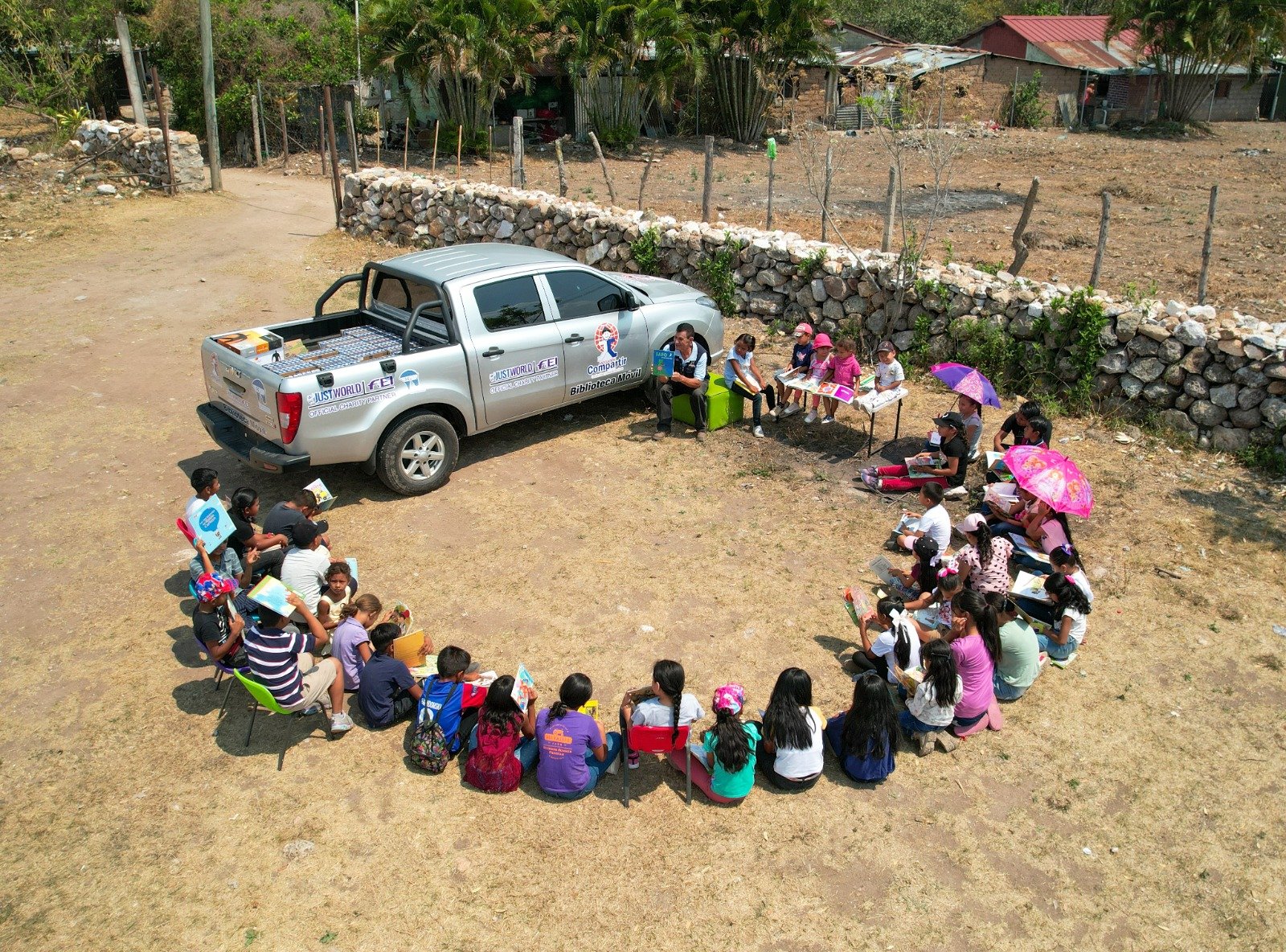 Un nuevo camión transporta a los lectores a otros mundos con la Asociación Compartir