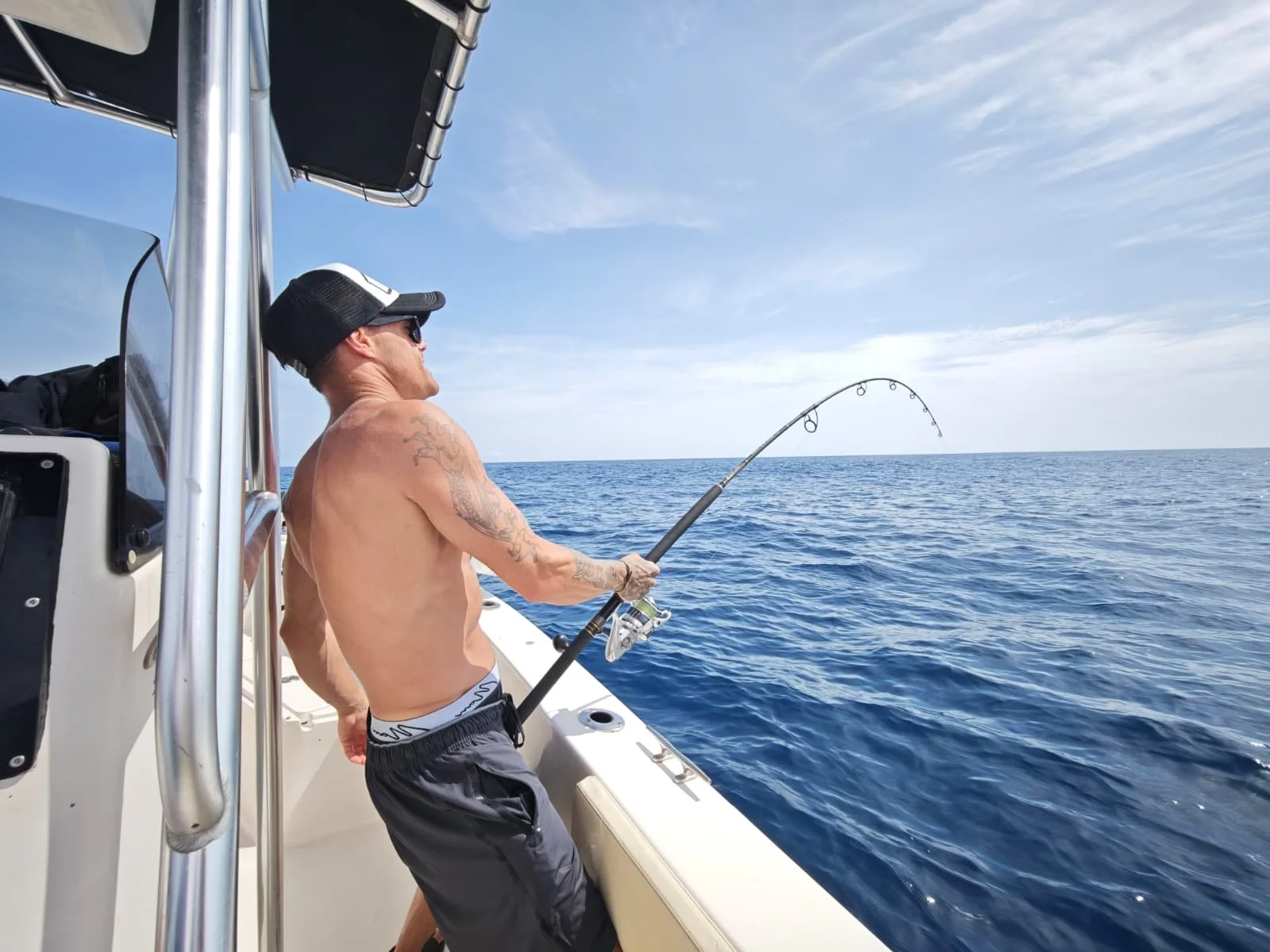 Sportfiskare drillar en tonfisk i spanien på en fiskeresa