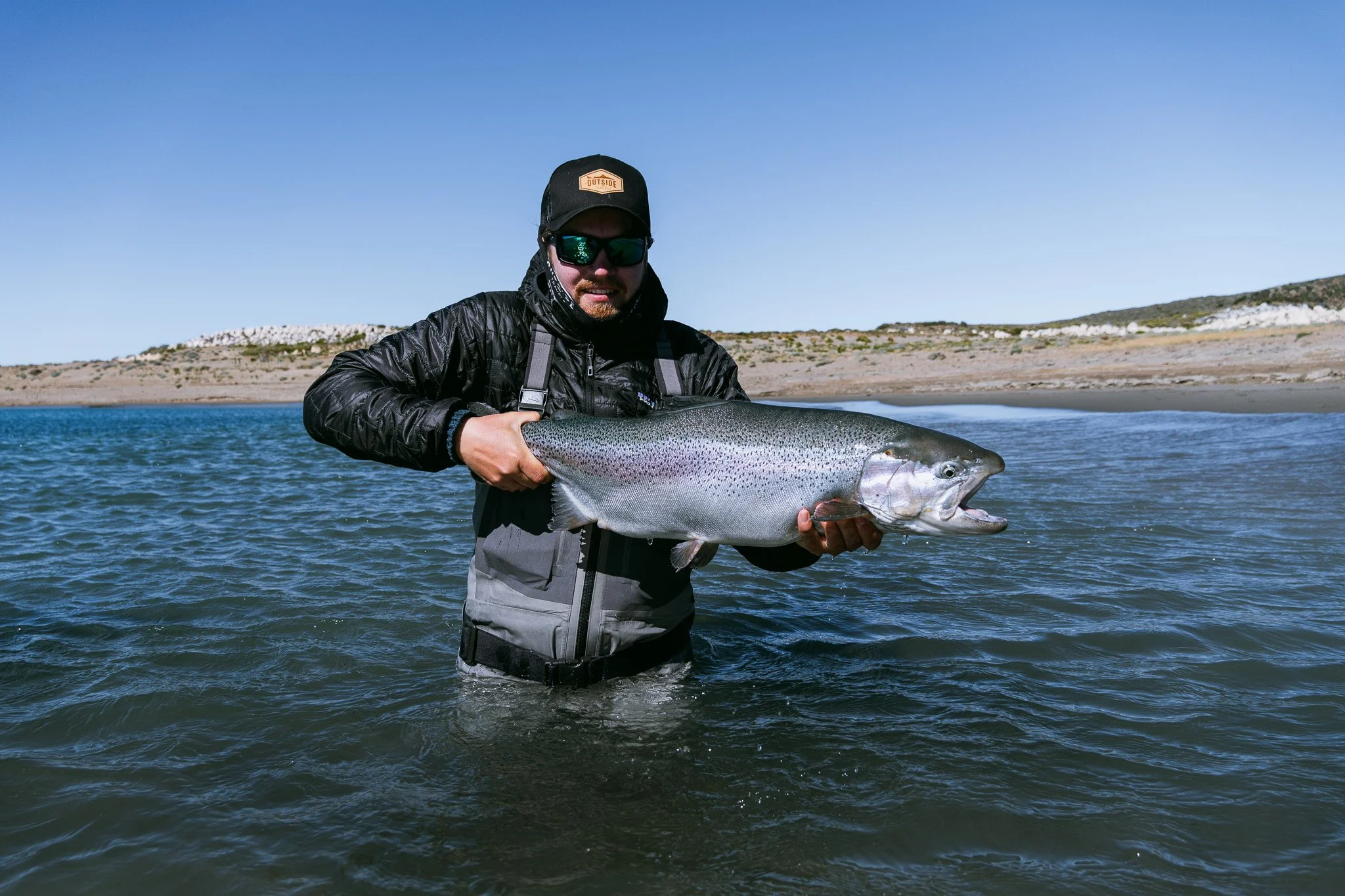 Flugfiske vid Jurassic Lake och Barrancoso River i Patagonien med Outside Travels – regnbågar i monsterstorlek och exklusivt boende på Lago Strobel Lodge.