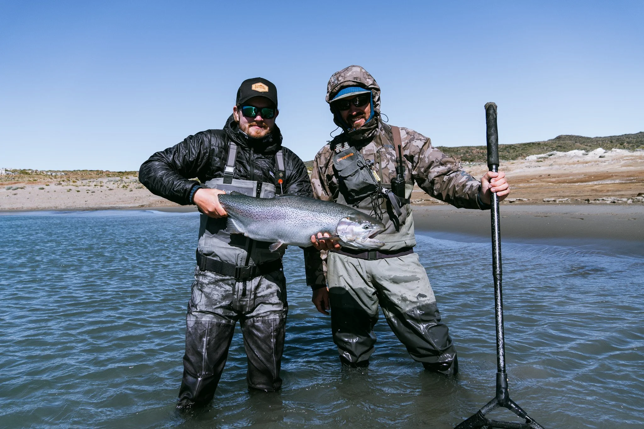 Flugfiske vid Jurassic Lake och Barrancoso River i Patagonien med Outside Travels – regnbågar i monsterstorlek och exklusivt boende på Lago Strobel Lodge.