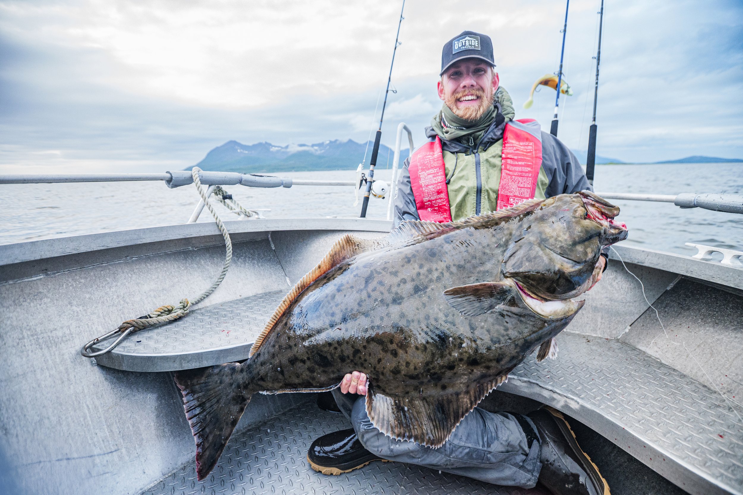 Stolt fiskare visar upp en stor hälleflundra efter lyckat havsfiske vid Frovåg i Norge