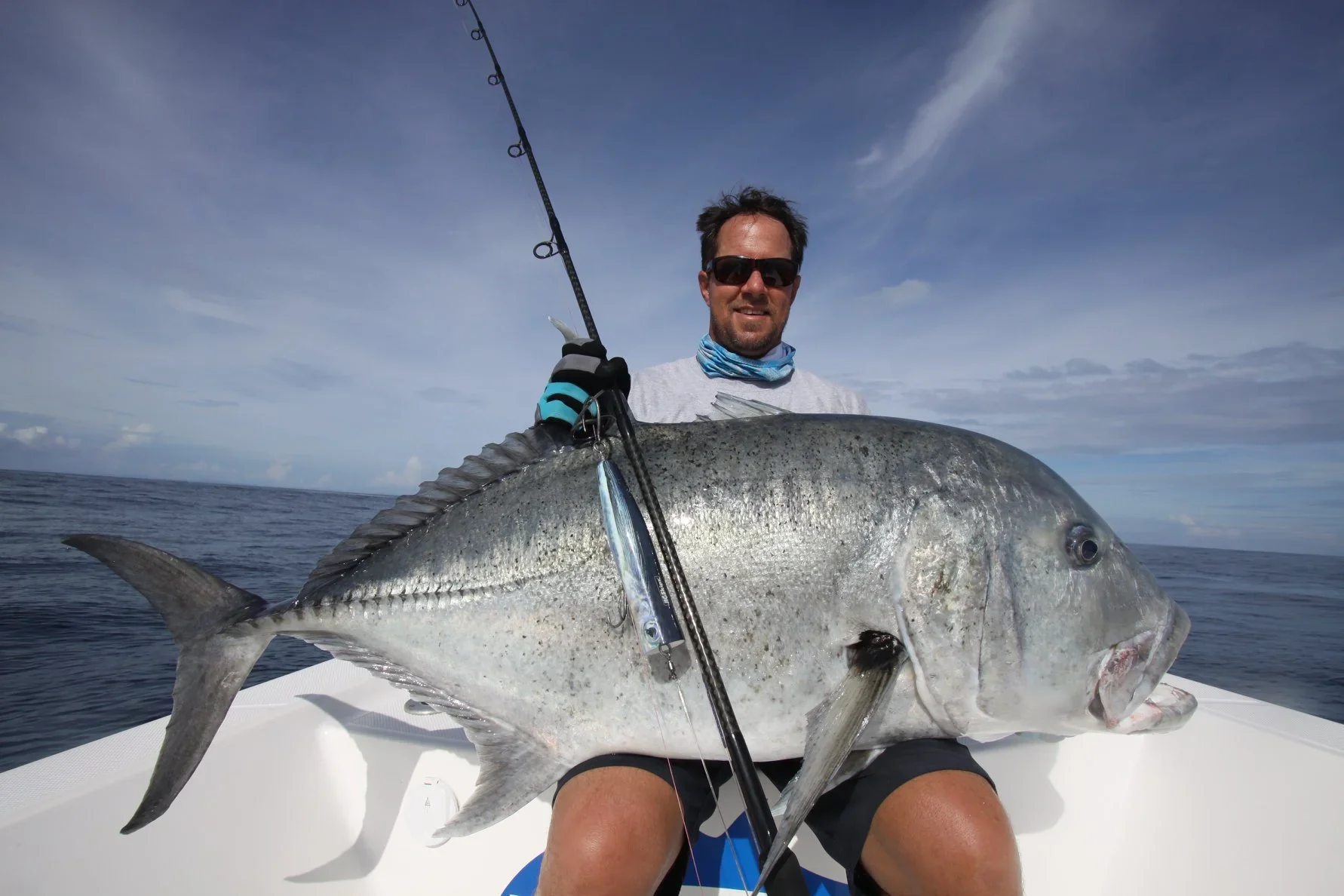 Sportfiskare håller en stor Giant Trevally fångad på Andamanerna under en Hosted Trip med Outside Travels.
