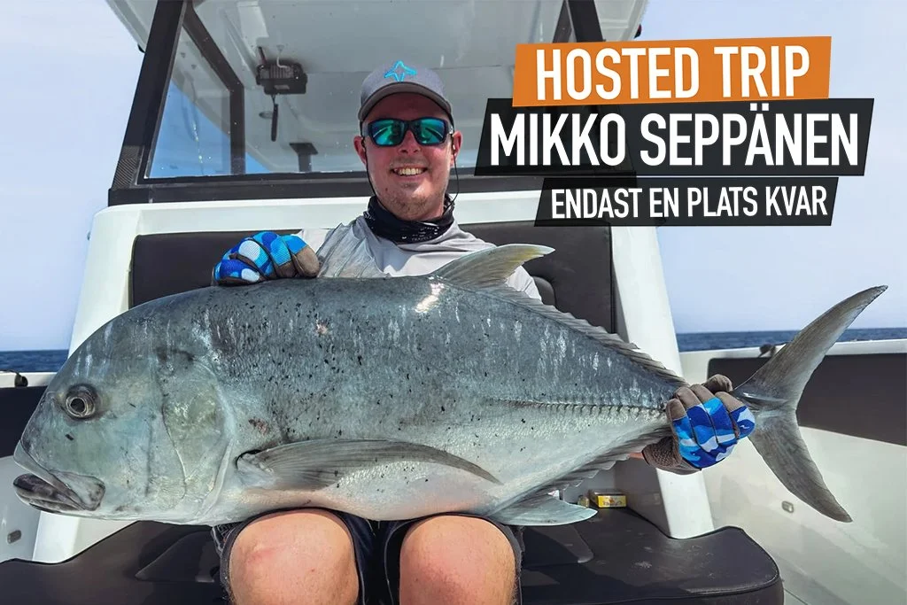Mikko Seppänen håller en Giant Trevally under fiskeresa till Maldiverna med Outside Travels.