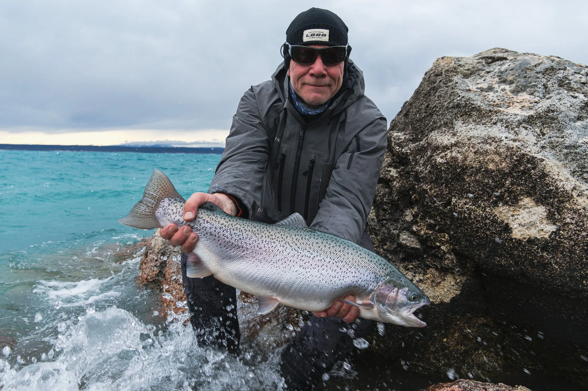 Flugfiske vid Jurassic Lake och Barrancoso River i Patagonien med Outside Travels – regnbågar i monsterstorlek och exklusivt boende på Lago Strobel Lodge.