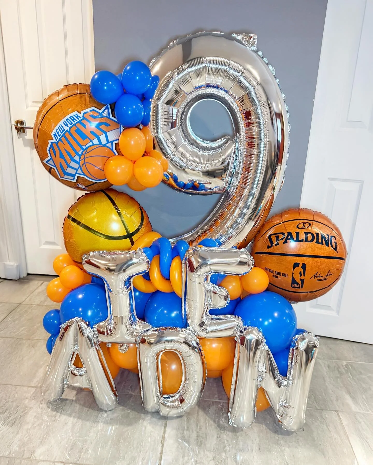 Game day vibes, party edition. 🏀⛹️🧡💙
This Knicks-themed basketball balloon bomb in blue and orange brings major energy to any celebration. Your favorite team can be fully customized with your child&rsquo;s name, colors, and team to make it a win e