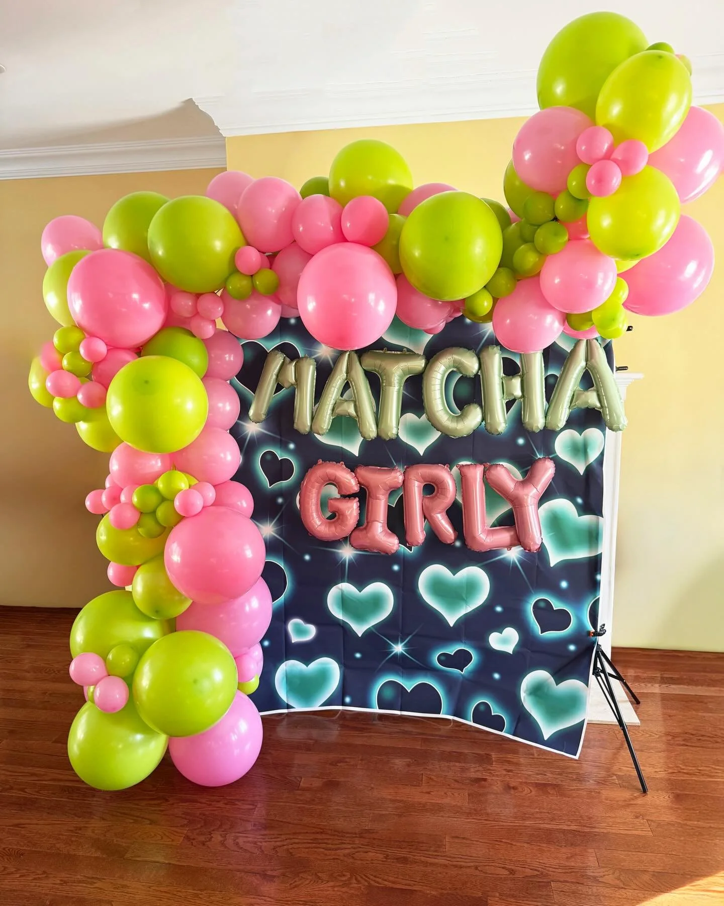 For the birthday girl who loves her matcha. 🍵 💚💖

This custom balloon garland featured the perfect mix of pink and green for a celebration inspired by her favorite green drink. Fun, fresh, and the sweetest way to celebrate her special day.

📍 Boo