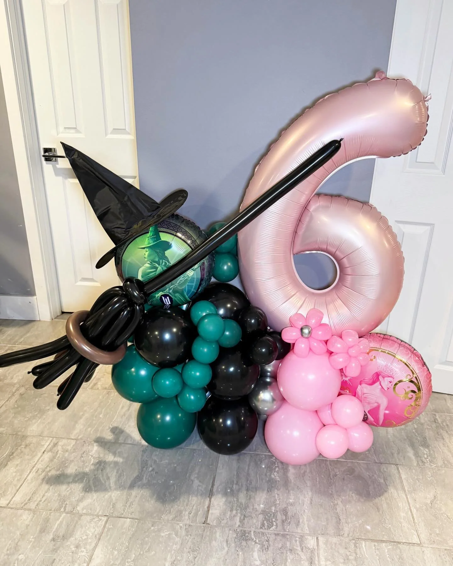A little magic just dropped 🧙🏻👸🏼✨

This Wicked-inspired Balloon Bomb was designed for the ultimate fan, featuring pink and green balloons inspired by Elphaba and Glinda, with a broom detail for that perfect Defying Gravity moment.

📍 Book with u