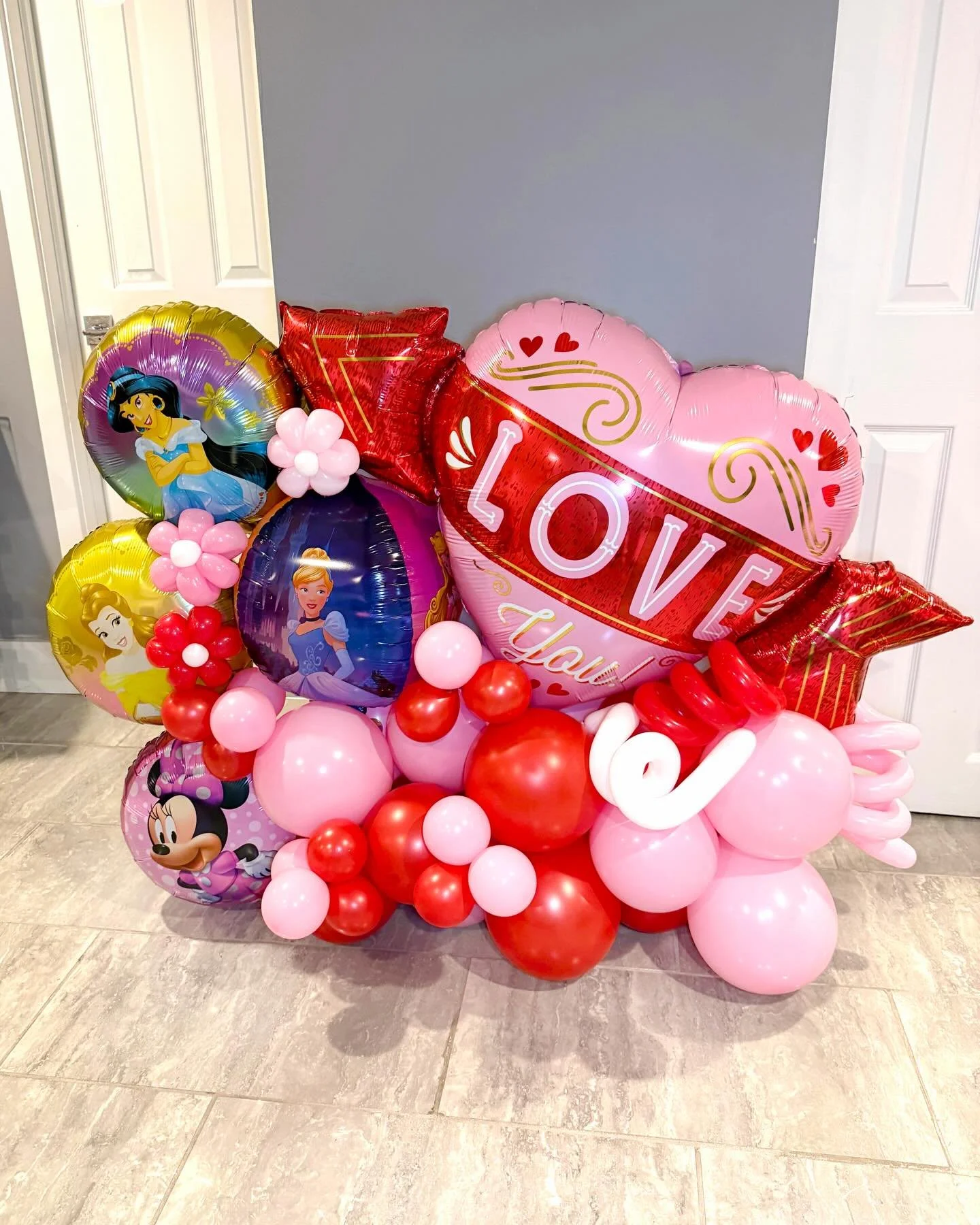 Planning a surprise trip for the kids? ✈️🏰👸🏼
A balloon bomb makes it even more magical. ✨

This one popped with a Disney surprise for the sweetest Valentine&rsquo;s Day moment.

📍 Book with us today
📞 (347) 751-3539
📧 whats.poppin.lisland@gmail