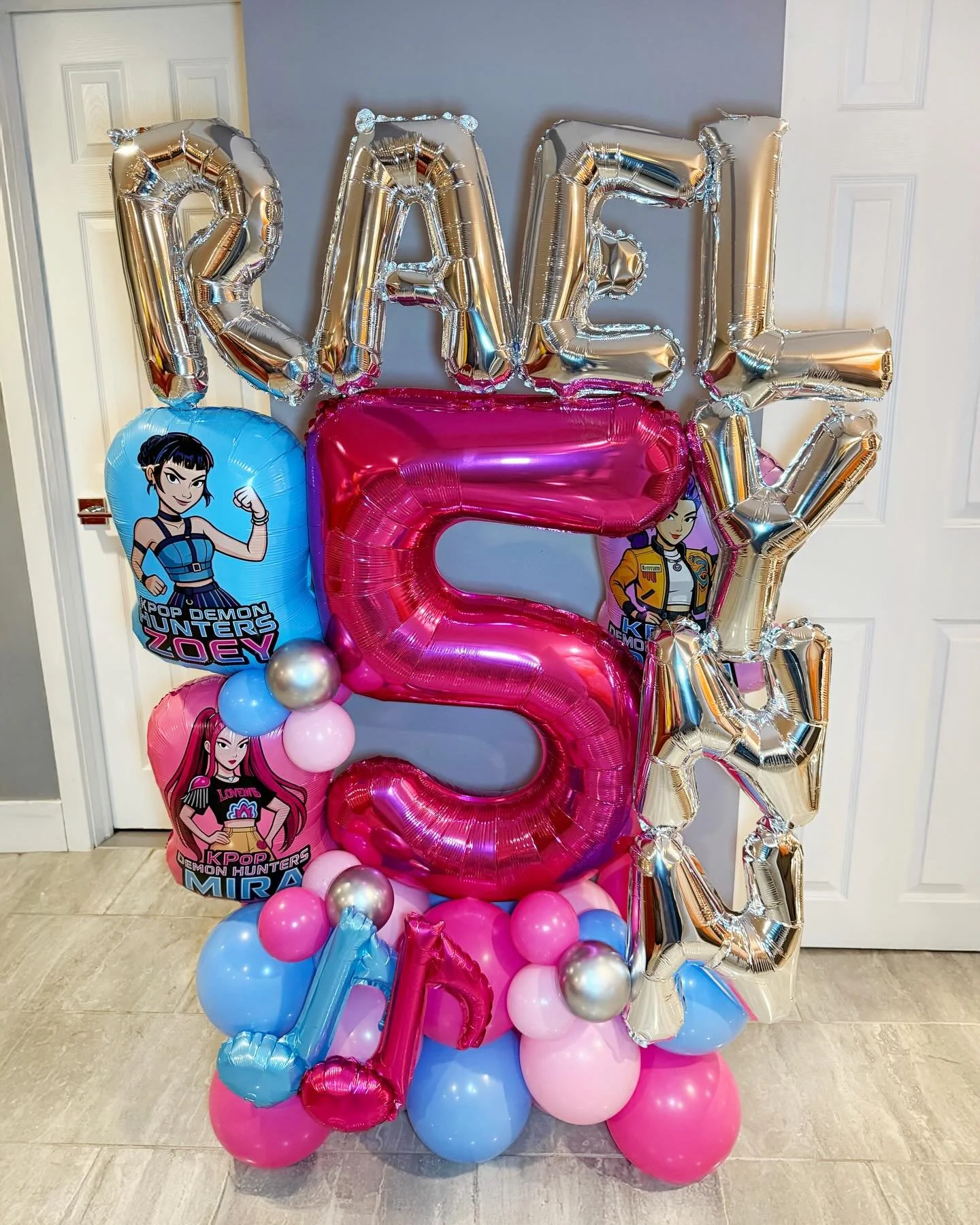 Pop just got a fierce upgrade 💖

Our Demon Hunter balloon bomb is bringing the ultimate mix of edgy, bold, and unforgettable energy to your celebration. From dramatic details to high-impact color, this setup is made to feel like a full performance m