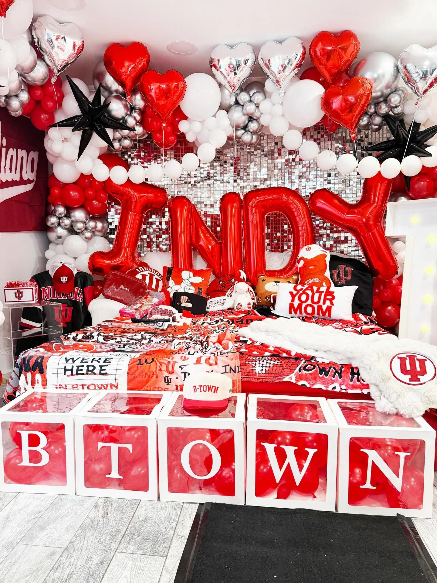 The ultimate college send-off. ❤️🖤 
This week is all about the bed parties!

This Indiana Hoosiers bed party was designed to make a statement from every angle. From the custom balloon install to the personalized details layered across the entire set