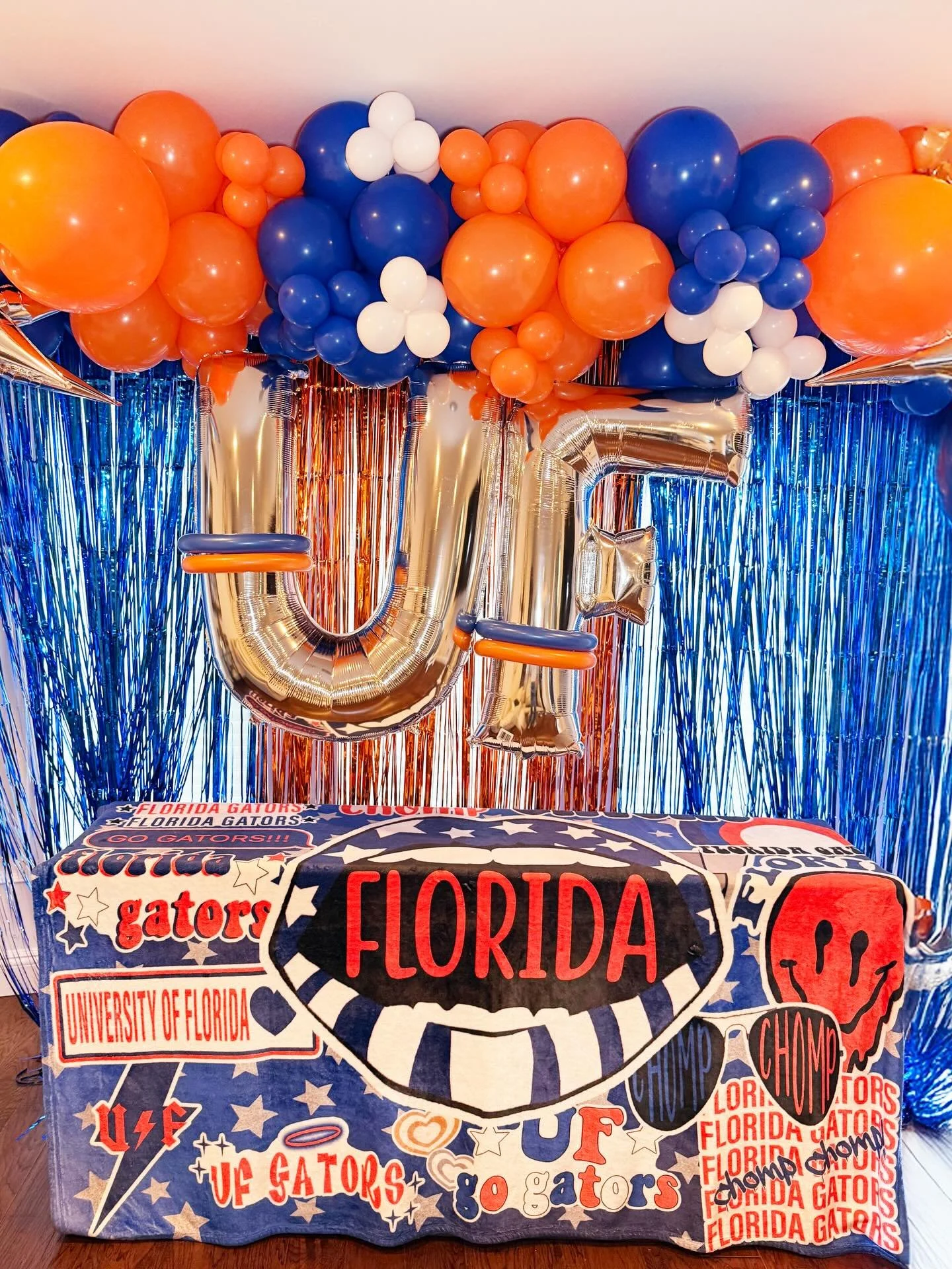 University of Florida send-off 🌴🧡💙🐊

This University of Florida bed party was all about bold school spirit and a fully immersive setup. From the custom bedding to the perfectly styled details, every element was designed to celebrate this exciting