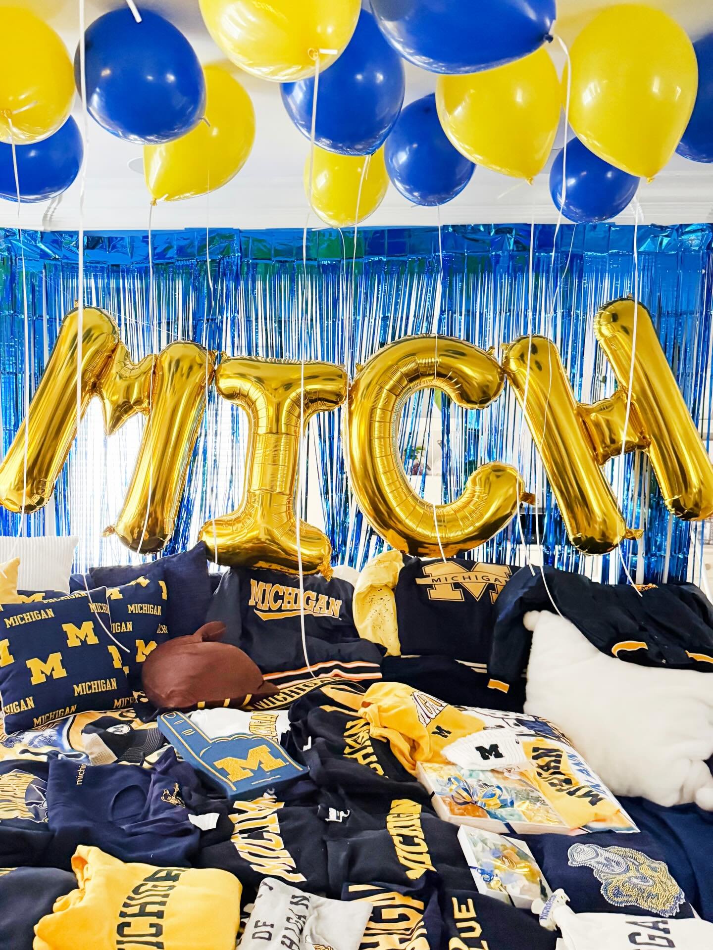 The bed parties just keep coming!
University of Michigan 💙⭐️✨
Custom balloons, bold school colors, and a setup made to celebrate every big moment ahead. From the bed to the backdrop, every detail was designed to make this one unforgettable.

Ready t