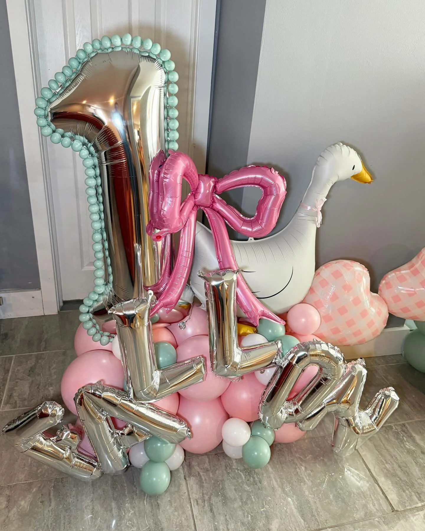 A little goose is turning ONE and we brought the cutest number bombs to celebrate 🪿💖

Soft pastels, oversized bows, and the sweetest goose details made this setup feel playful, elevated, and completely unforgettable. From the statement ONE to the d