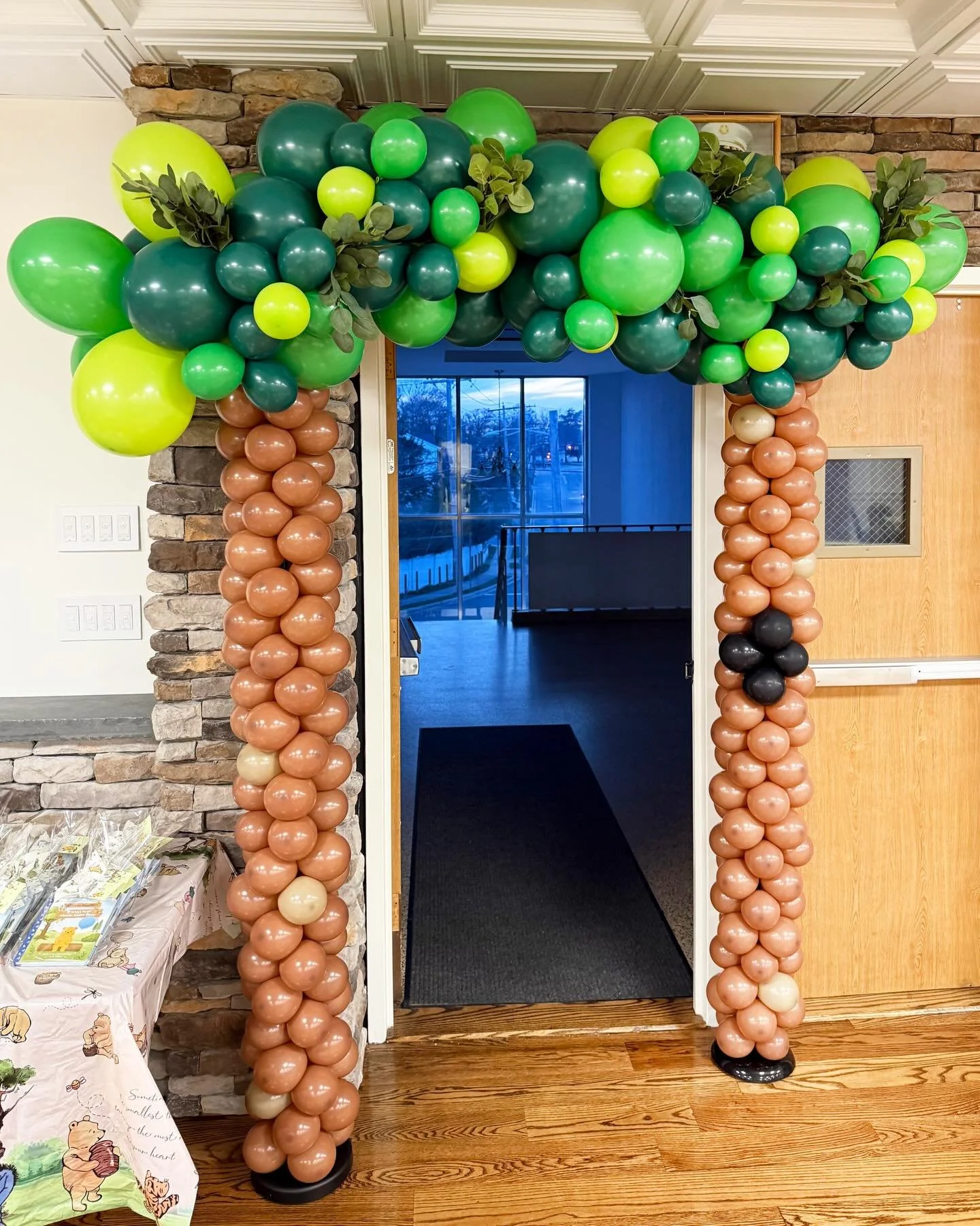 🌴🍯🧸We created a whimsical Winnie the Pooh celebration featuring a custom tree entranceway that looked like it came straight out of the storybook. From the lush greenery balloon install to the sweetest character details, every corner felt playful, 