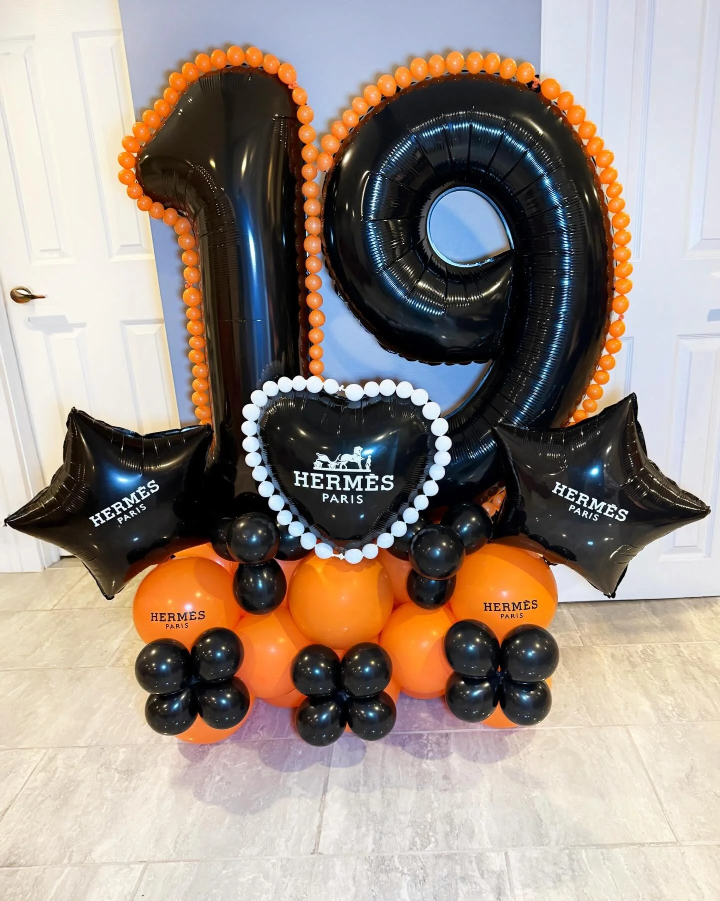 🛍️Luxury, but make it poppin&rsquo;. 🧡🖤

This Herm&egrave;s-inspired balloon bomb for a 19th celebration is everything &mdash; bold black, signature orange, and designer details that elevate the entire moment. From the custom number stacks to the 