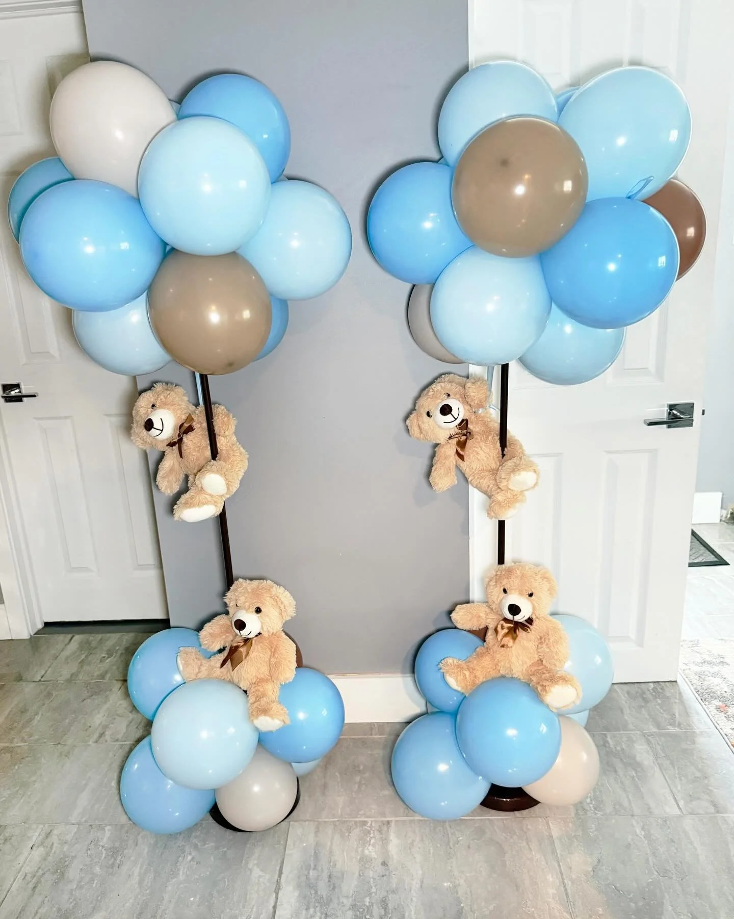 🧸💙Soft blues, neutral tones, and the sweetest little details.

These teddy bear balloon stacks were the perfect touch for a baby shower setup, playful, elevated, and designed to bring that warm, welcoming feeling to the room. From the floating bear