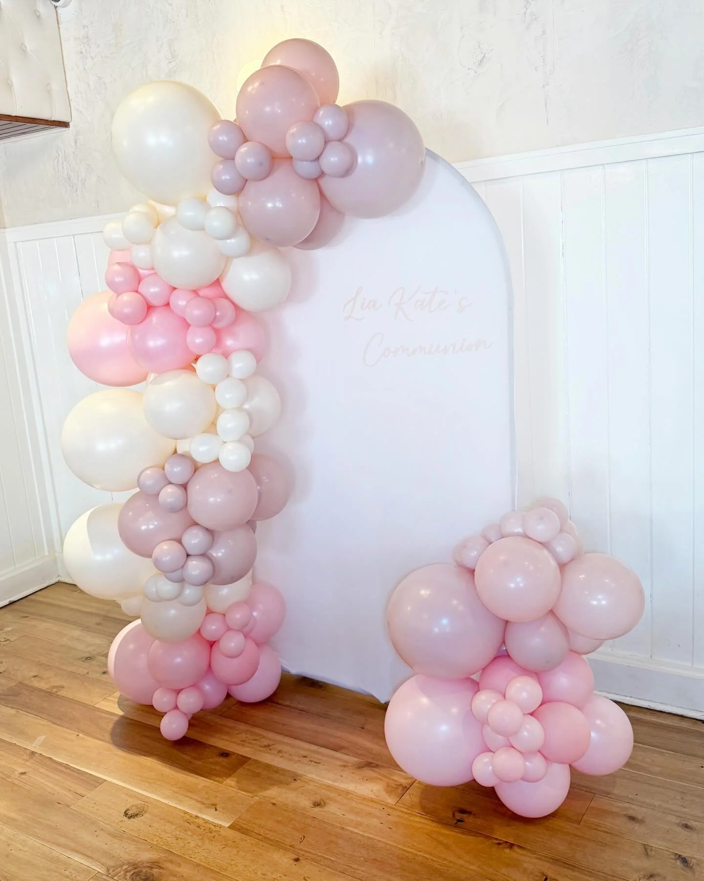 This blush-toned communion panel paired with our organic balloon garland created the perfect elegant backdrop for this celebration. From soft pinks to creamy neutrals, every detail was designed to feel timeless, delicate, and photo-ready.

Custom pan