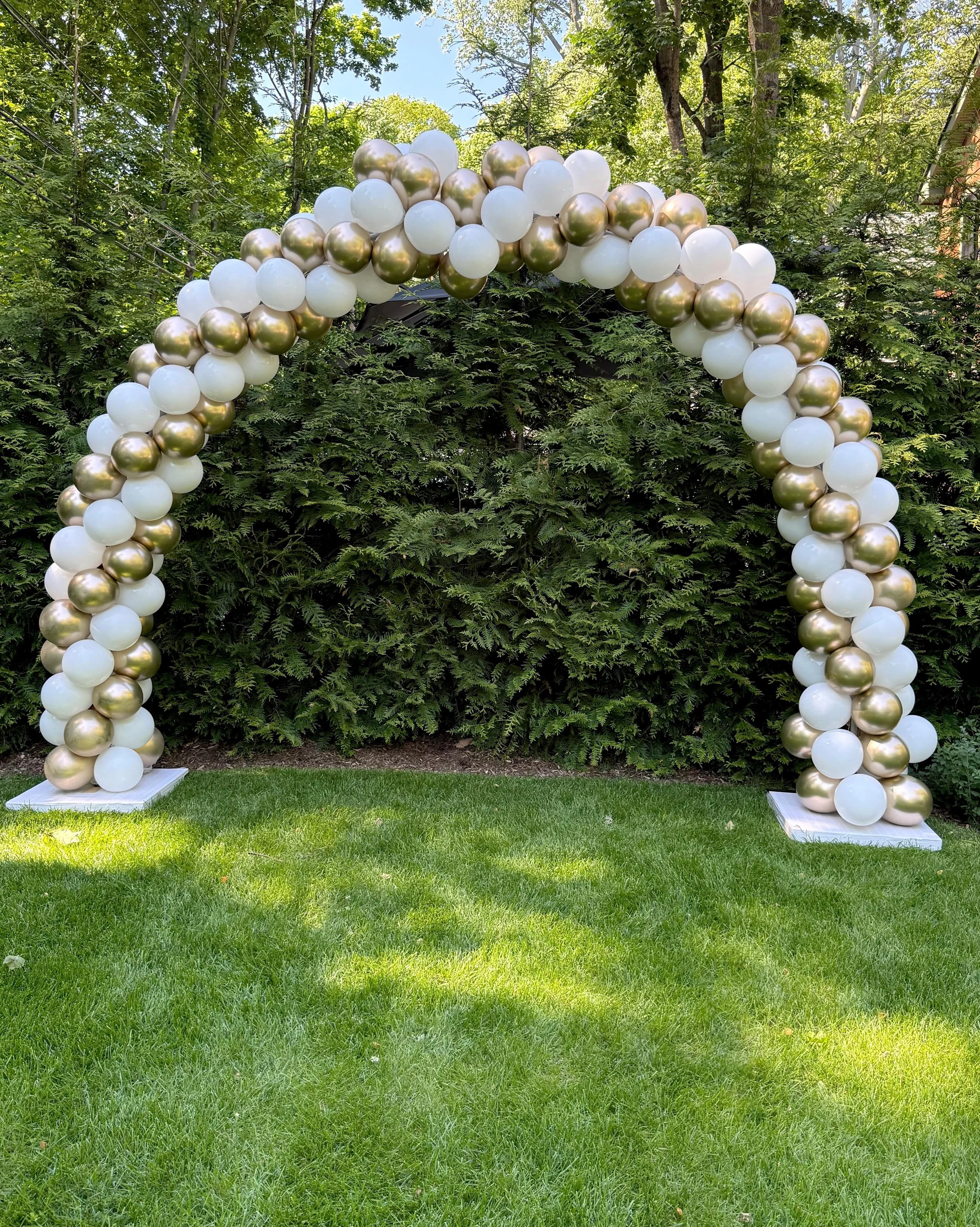 A grand entrance moment.

This classic white and gold balloon arch was the perfect statement piece for prom photos, entrances, and unforgettable memories. Clean, elegant, and timeless with an organic design that instantly elevated the entire space.