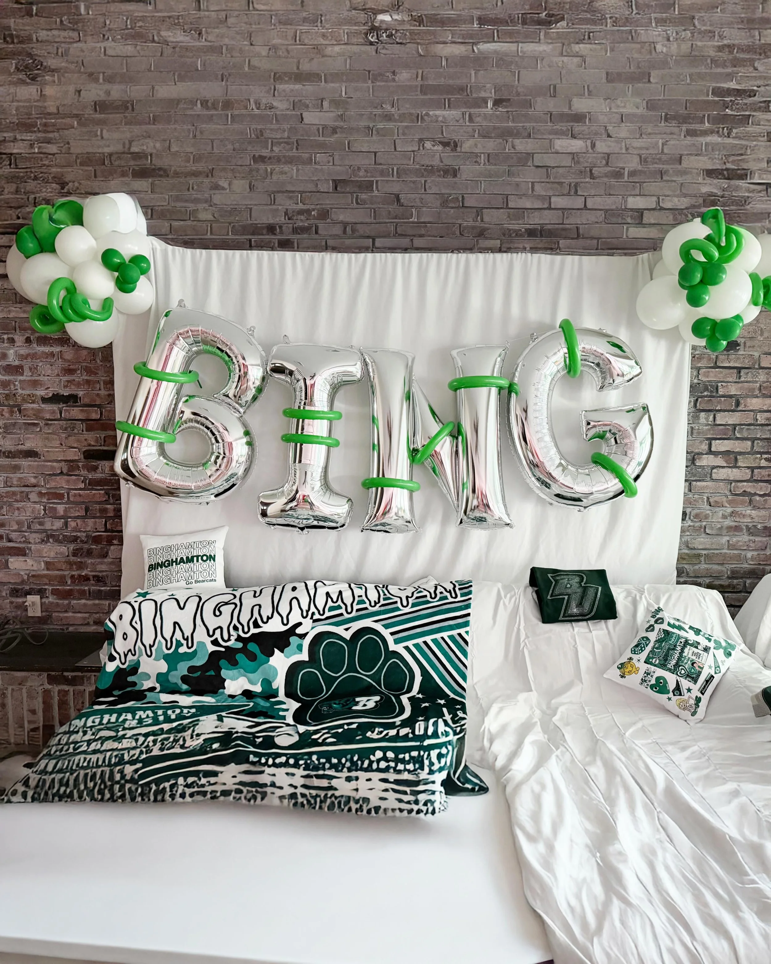 Binghamton Bound 💚

From custom balloon garlands, colored streamers, custom letters and school colors throughout, every detail was designed to celebrate this exciting next chapter in a big way.

Now booking college bed parties for the Class of 2026.