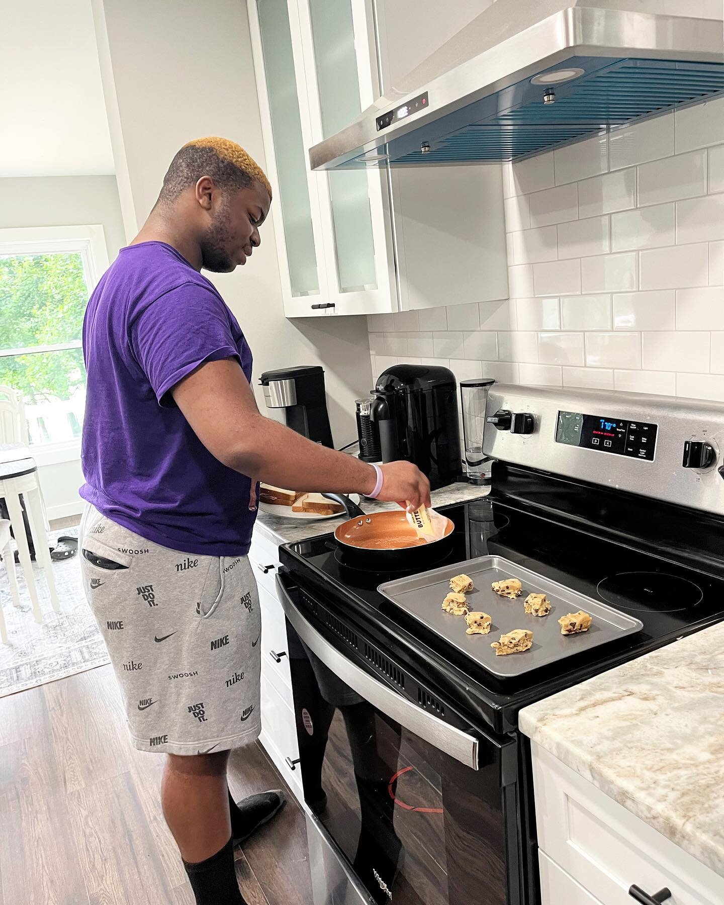 Baking class with chocolate chip cookies on the menu 🍪🍪🍪

Learning how to cook and bake is such an important part of becoming an adult. Our staff love teaching youth new recipes and showing them how to cook homemade meals (and desserts!) Keep up t