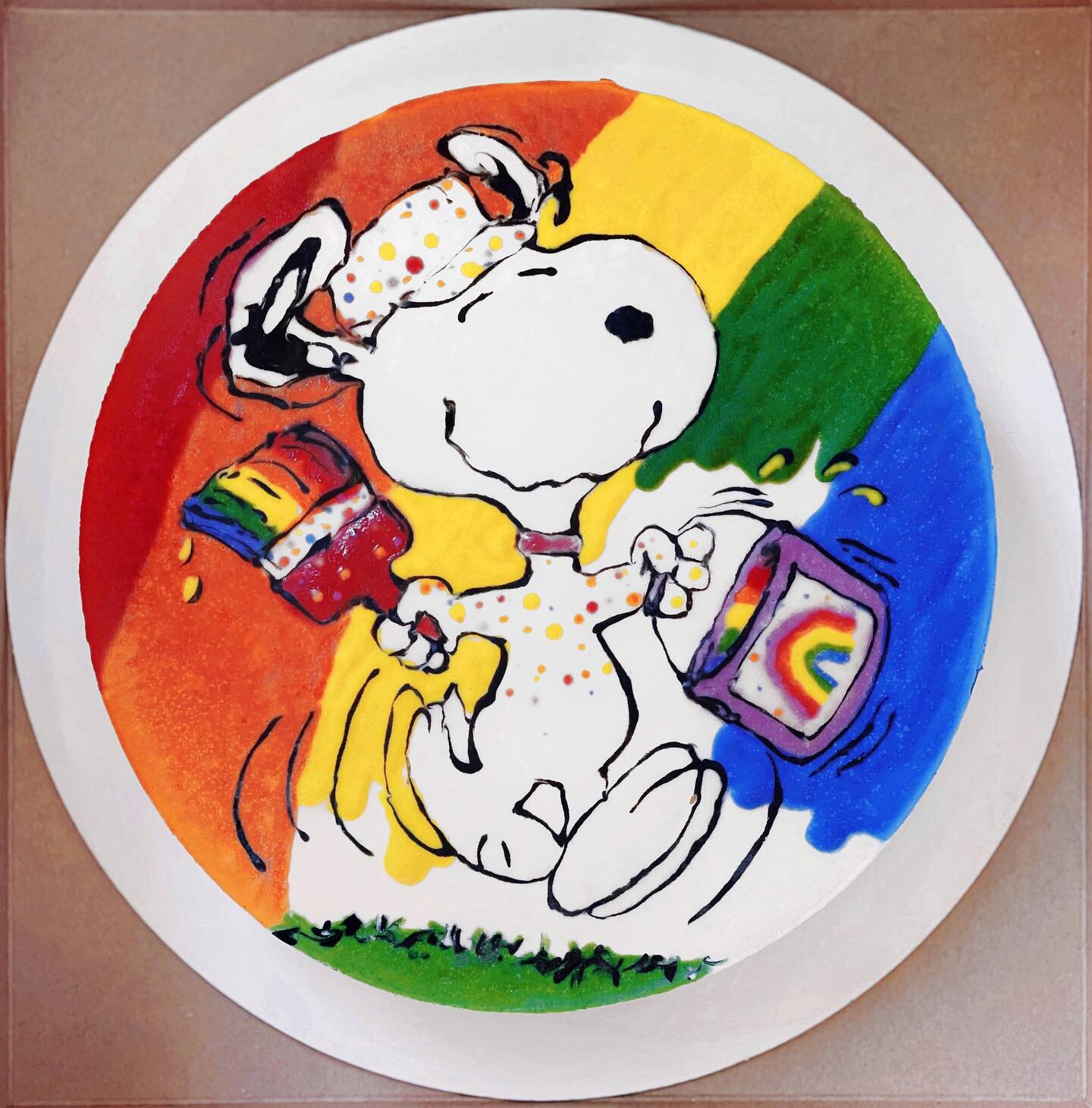 🎂🌈 𝕊𝕟𝕠𝕠𝕡𝕪 🎨🖌
A very special 8&rdquo; Lemon Ginger Cayenne cheesecake for our pal @heypaulfrank!

This might be our favorite Snoopy cake yet! All of the colors used come from organic fruits and herbs:
🔴 Dragonfruit
🟠 Goji Berries
🟡 Turmer