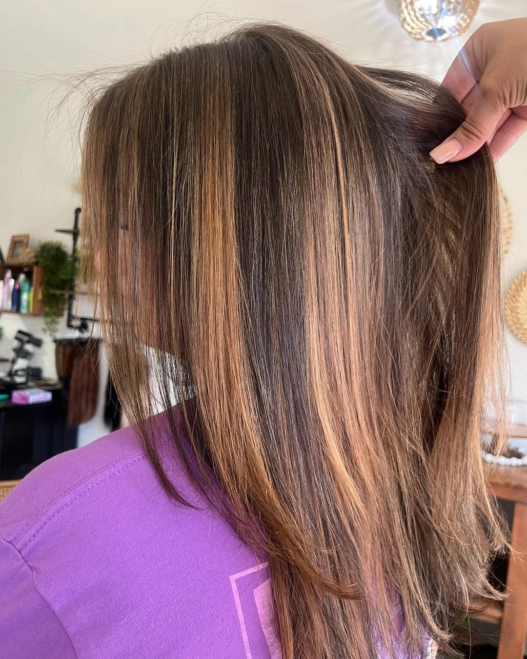 Rachel added a gorgeous pop of brightness to her client&rsquo;s look with a beautifully blended full head of teasylights!

Hairstylist: sculptingheadswithrachel

#teasylights #dimensionalcolor #deridder #leesville #leesvillelouisiana #fortpolk #fortp
