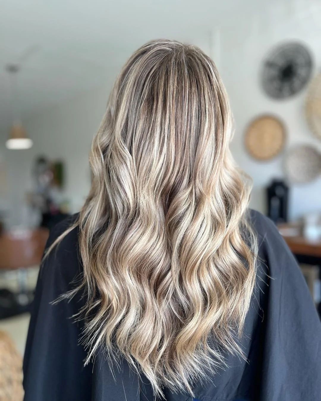 This lowlight and baby light combo with a root smudge gives depth, while creating that perfect blend of dimension and softness! 
The ultimate low-maintenance high-impact refresh!

Hairstylist: hayliemariestyles

#dimensionalcolor  #lowlights #babylig