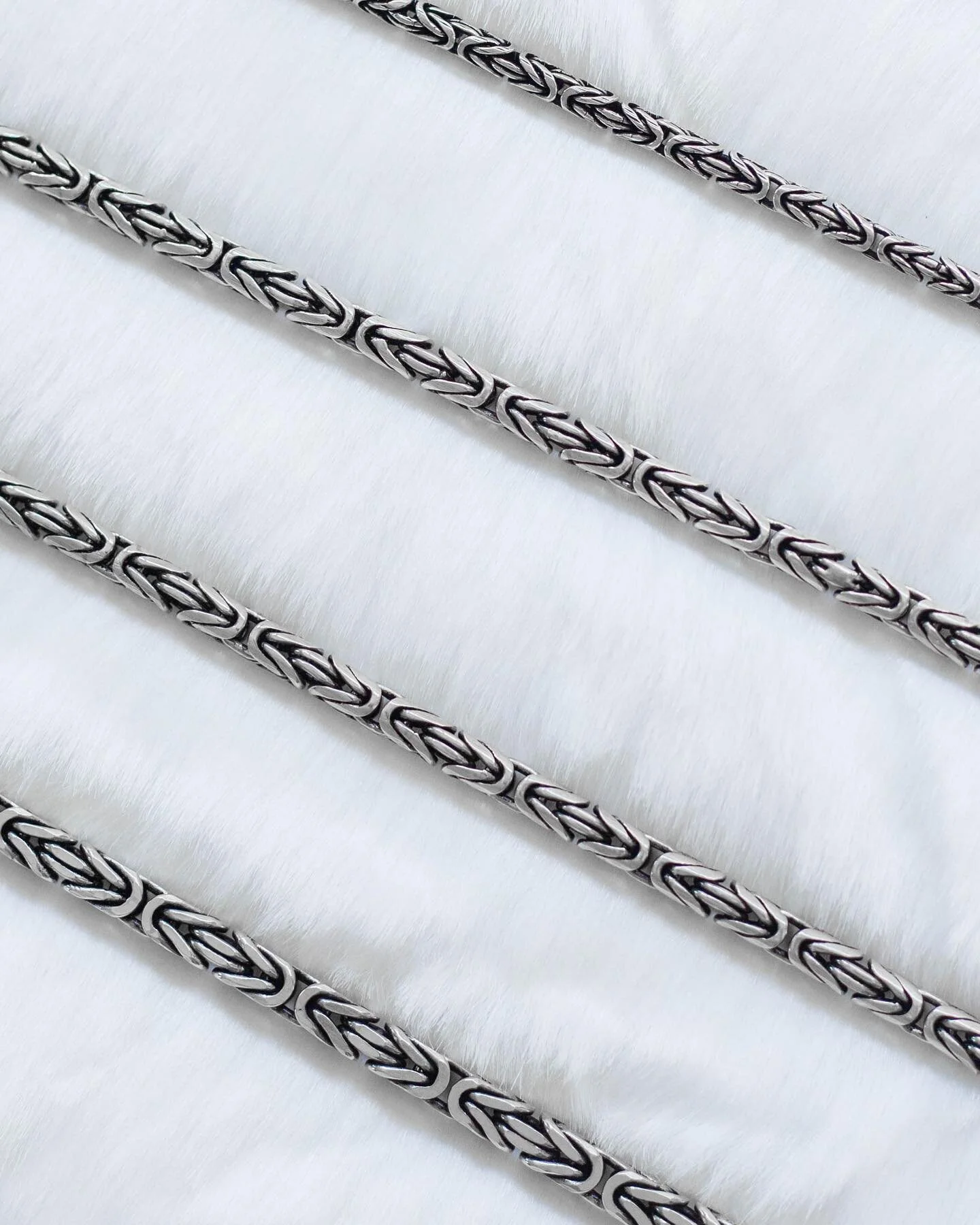 Introducing our Emir silver chains🔗 Made of a sterling silver, each chain is crafted with millesimal fineness - meaning made of many parts. Worn to represent the power of the ancient Mediterranean.

Now available in 5 different sizes.