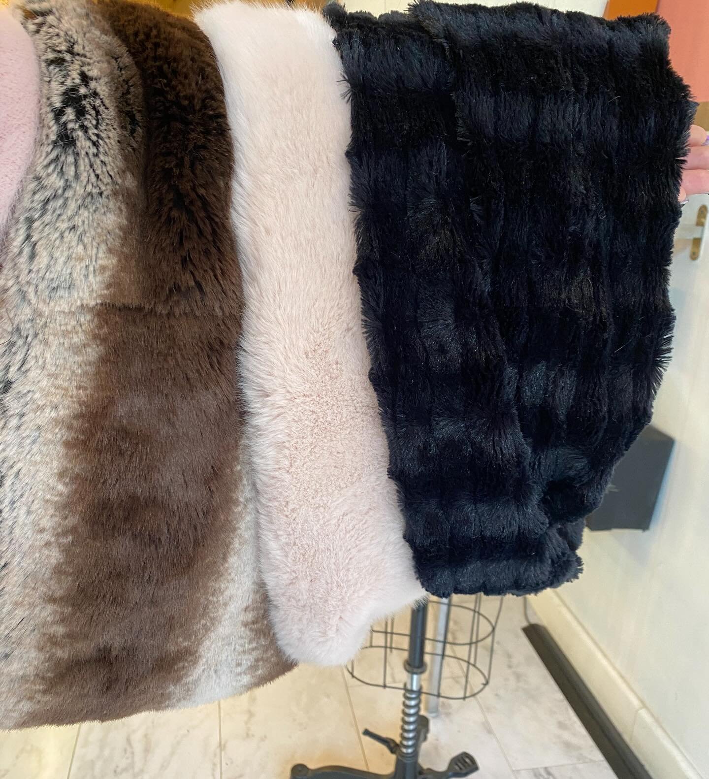 Protect your neck with one of these faux fur infinity scarfs! 🥶 All under $40! DM to get your favorite color! ❄️🩷✨
&bull;
&bull;
&bull;Get it for: 
Pink or Brown: $39
Black: $22
&bull;Size:
&bull;Retails for: $55-$69
&bull;
&bull;DM or Call 215-923
