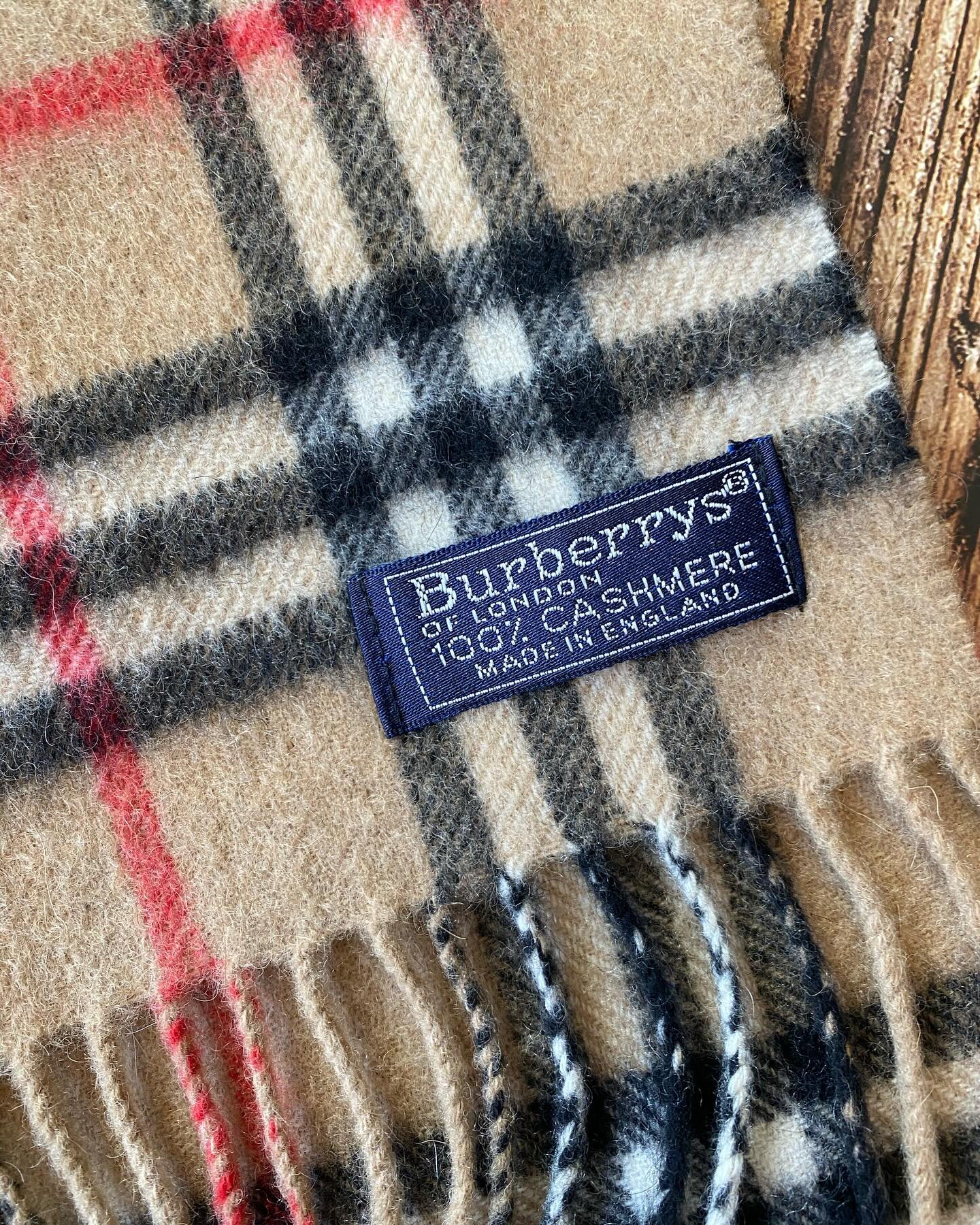 Nothing beats a classic ❤️ This B-berry classic check cashmere scarf is ultra soft and giftable! 😍✨
&bull;
&bull;
&bull;Get it for: $340
&bull;Size: 12.5 x 54 inches
&bull;Retails for: $590
&bull;
&bull;DM or Call 215-923-8174&nbsp;&nbsp;for more in