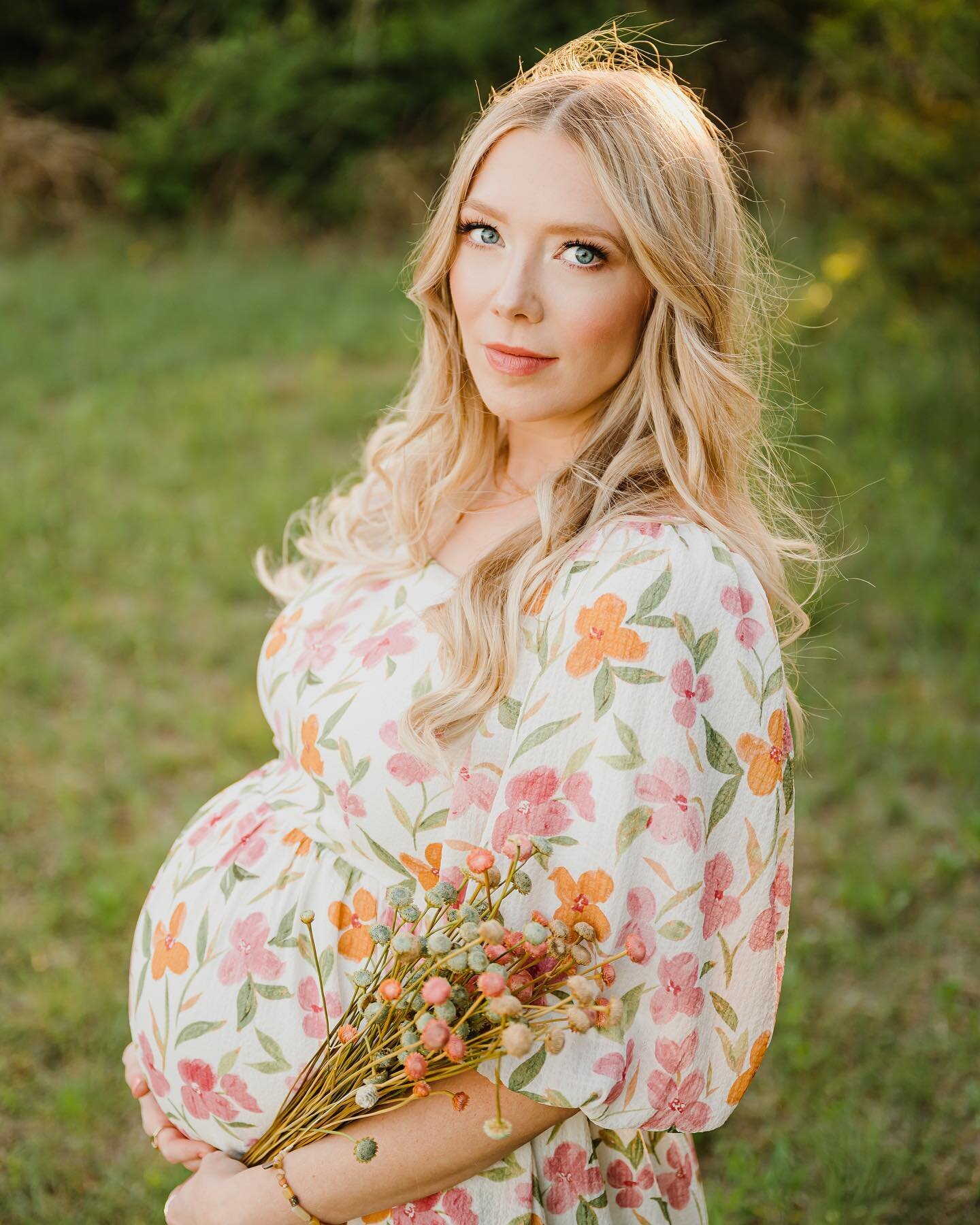 It&rsquo;s me&hellip;hi&hellip;I&rsquo;m pregnant, it&rsquo;s me! 💛 It&rsquo;s been a while since I&rsquo;ve posted&hellip;let alone post a photo of me on my feed! These lovely photos were taken by my good photographer friend @mirandamarrsphoto and 