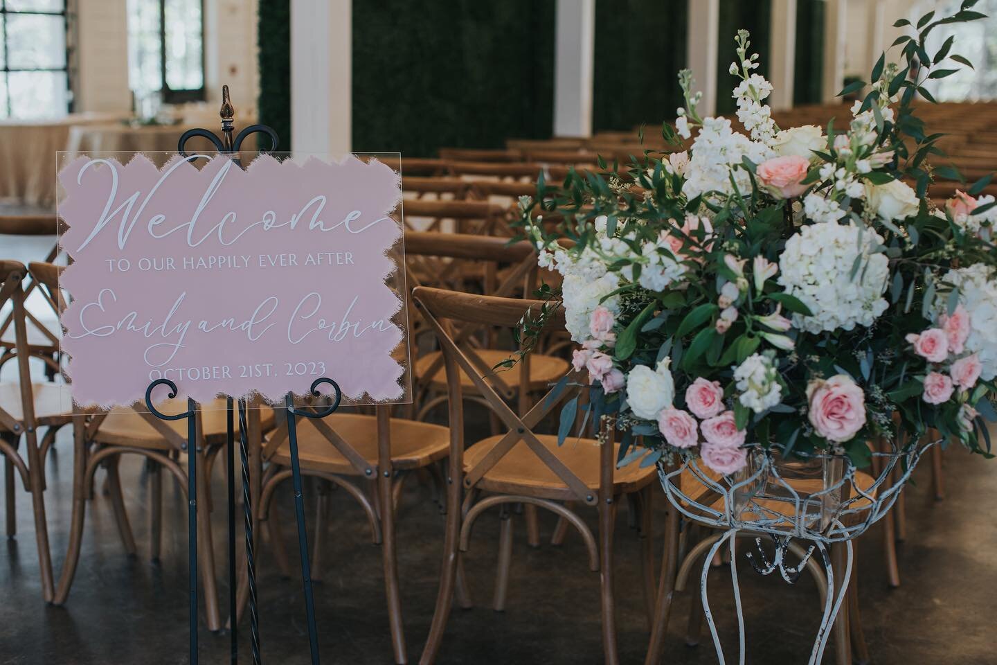 Emily + Corbin ✨ 10.21.23

This color is one of my favorites and looks absolutely stunning in the venue! Maybe I have to incorporate more dusty rose in my every day 💐 

📷 : @shelbyreneephoto 
💍: @emilygarrett31 and @corbz49 
⛪️: @robinshawvenue 

