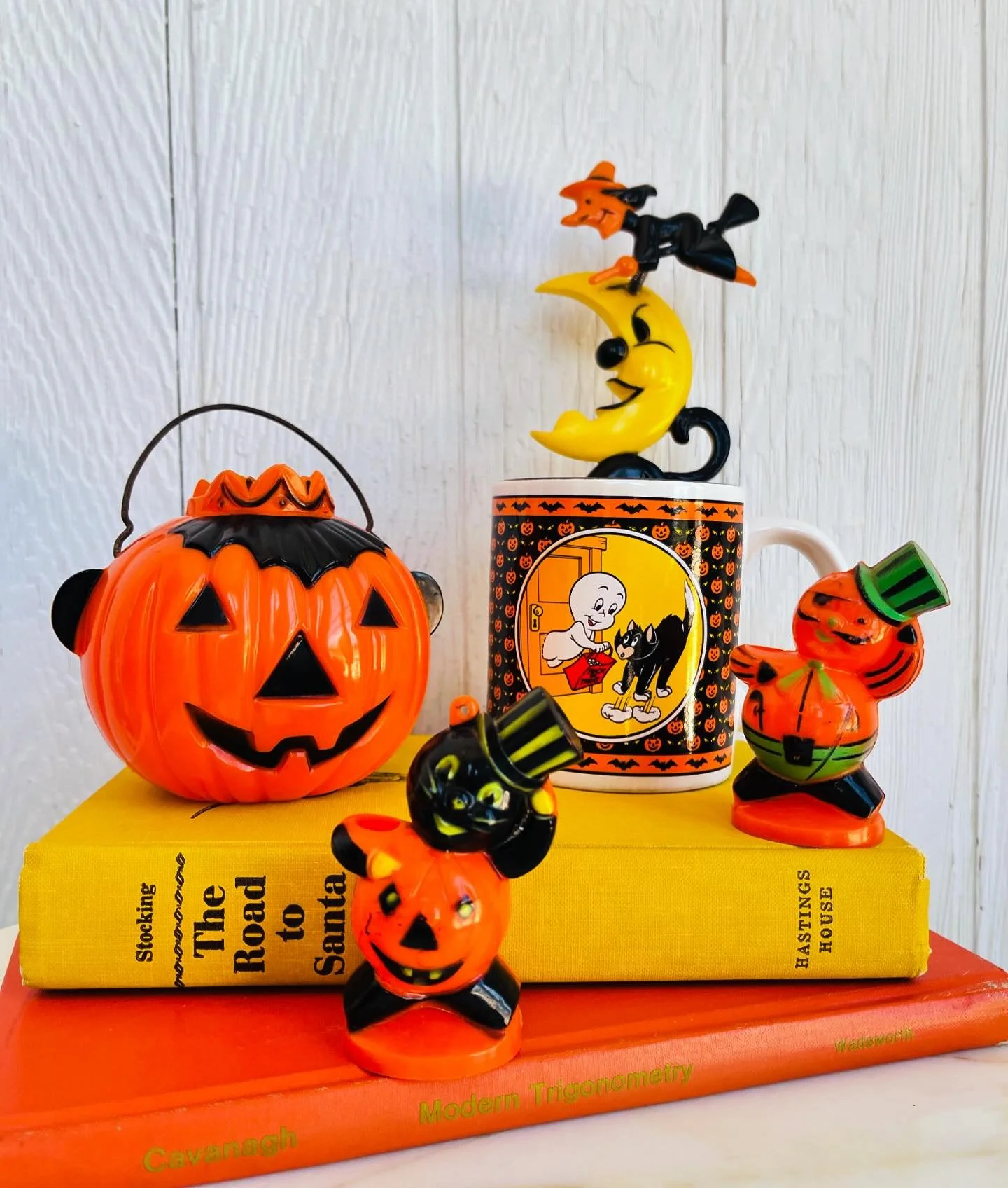 π MoNdAy π
•
•
•
#wrongmonthmonday #vtgmugmonday #vintagemugs #vintagehalloween #vintagehalloweendecor #vintagecasper #vintagerosbro #vintagedecor #estatesalefind #thriftstorefind #vintagepumpkin #vintagewitch