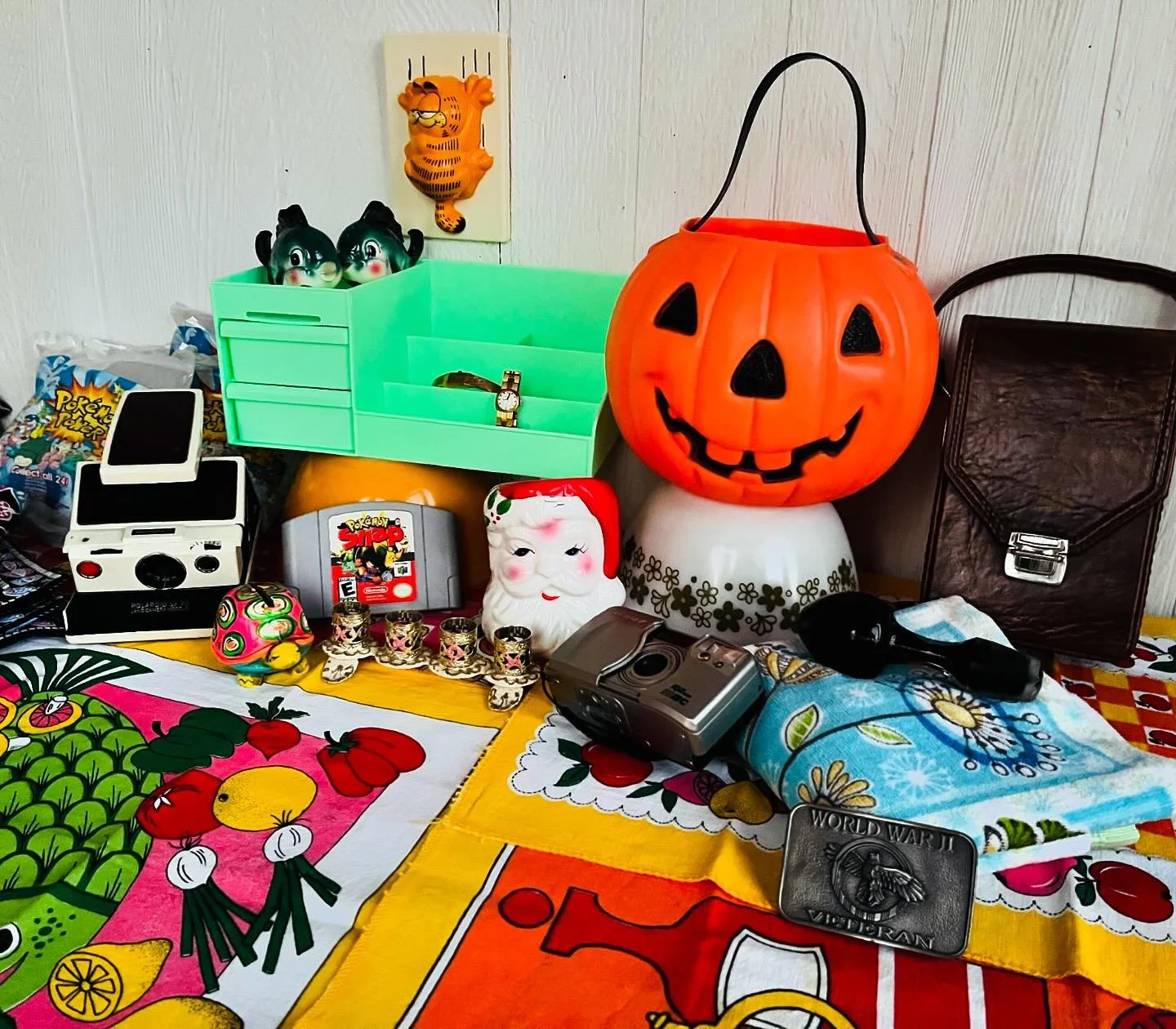 Last #thrifthaul of September π
•
•
•
#vintagehaul #thriftfinds #estatesalefinds #thriftstorefinds #vintagecamera #polaroid #vintagegames #vintagetowels #pyrex #vintagesanta #vintagelipstickholder #vintagecoinbank #vintagestopper #v