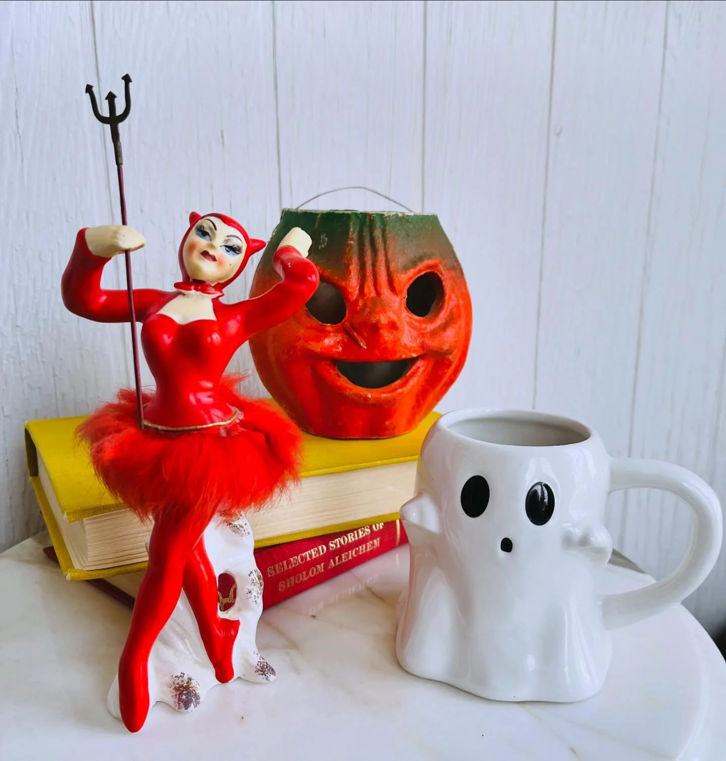π»MoNdAyπ»
•
•
•
#mugmonday #vintagehalloween #vintagehalloweendecor #vintagepumpkin #vintagepapermache #papermachepumpkin #ghostmug #halloweenmug #vintagedevil #halloweendevil #spookyseason #halloween2024