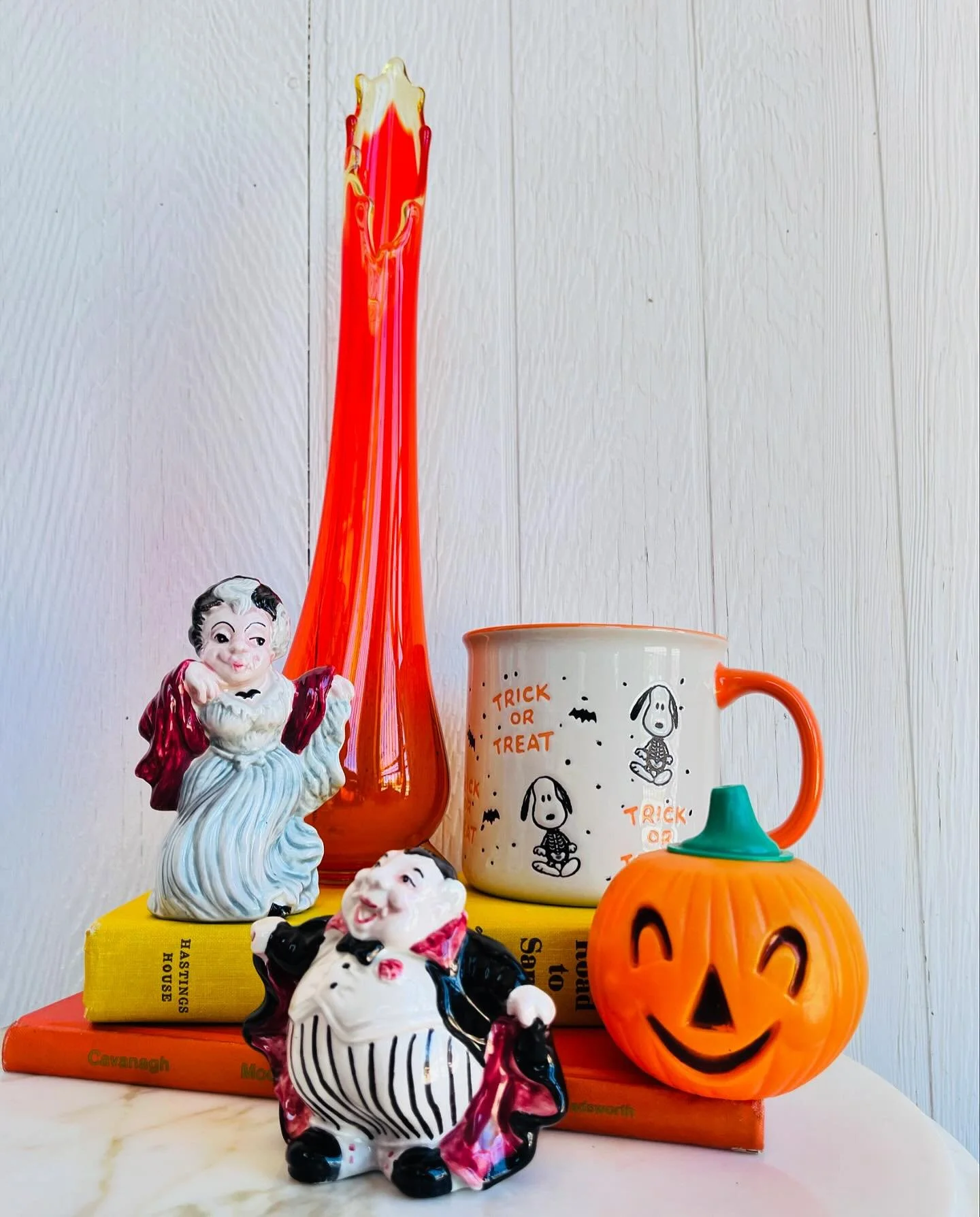 π1οΈβ£0οΈβ£Daysπ
•
•
•
#vintagehalloween #vintagehalloweendecor #vintagebooks #vintagepumpkin #blowmold #vintageglass #swungvase #fallcolors #vintagesaltandpeppershakers #snoopy #snoopymug #vintagestyle #halloweenmug