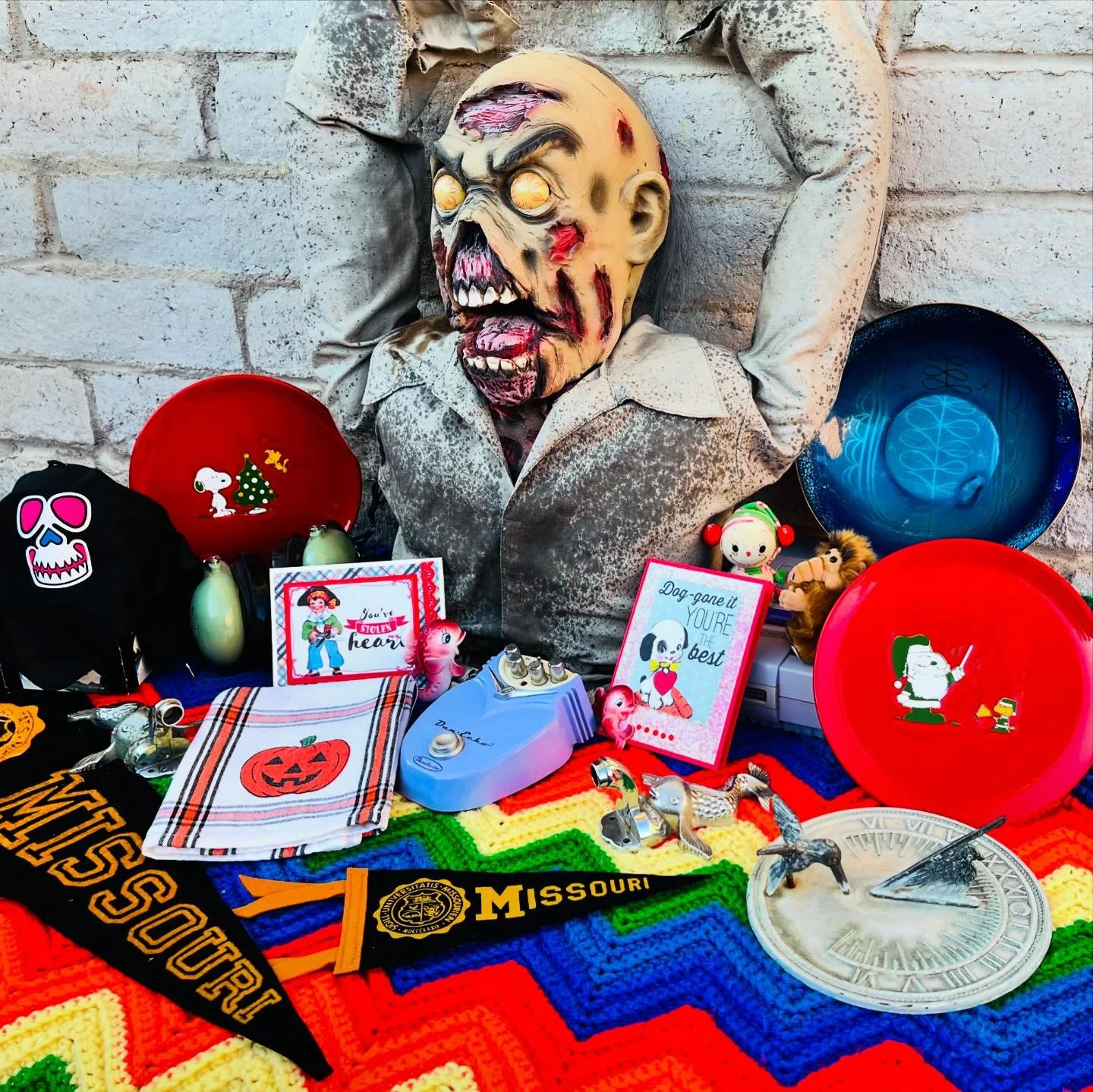 π§‍βοΈThis week’s Haulπ§‍βοΈ
•
•
•
#vintagefind #thriftfind #halloweendecor #christmasdecor #snoopy #alf #vintagepennant #vintageghost #vintagetowelholder #vintagenintendo #vintagegames #valentinescards #vintagesundial #vin