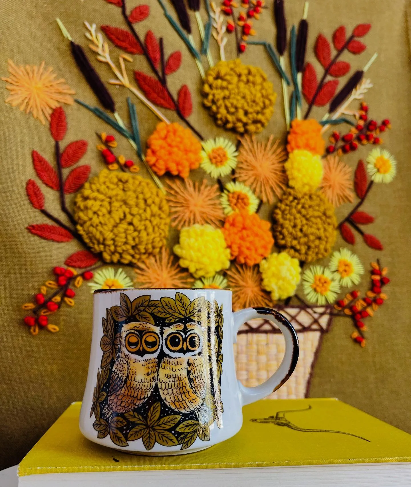 πMoNdAyπ
•
•
•
#vtgmugmonday #vintagemug #fallmug #owlmug #vintagecrewel #fall #fallcrewel #vintagebook #mugmonday #thrifted #newtome #thriftfind