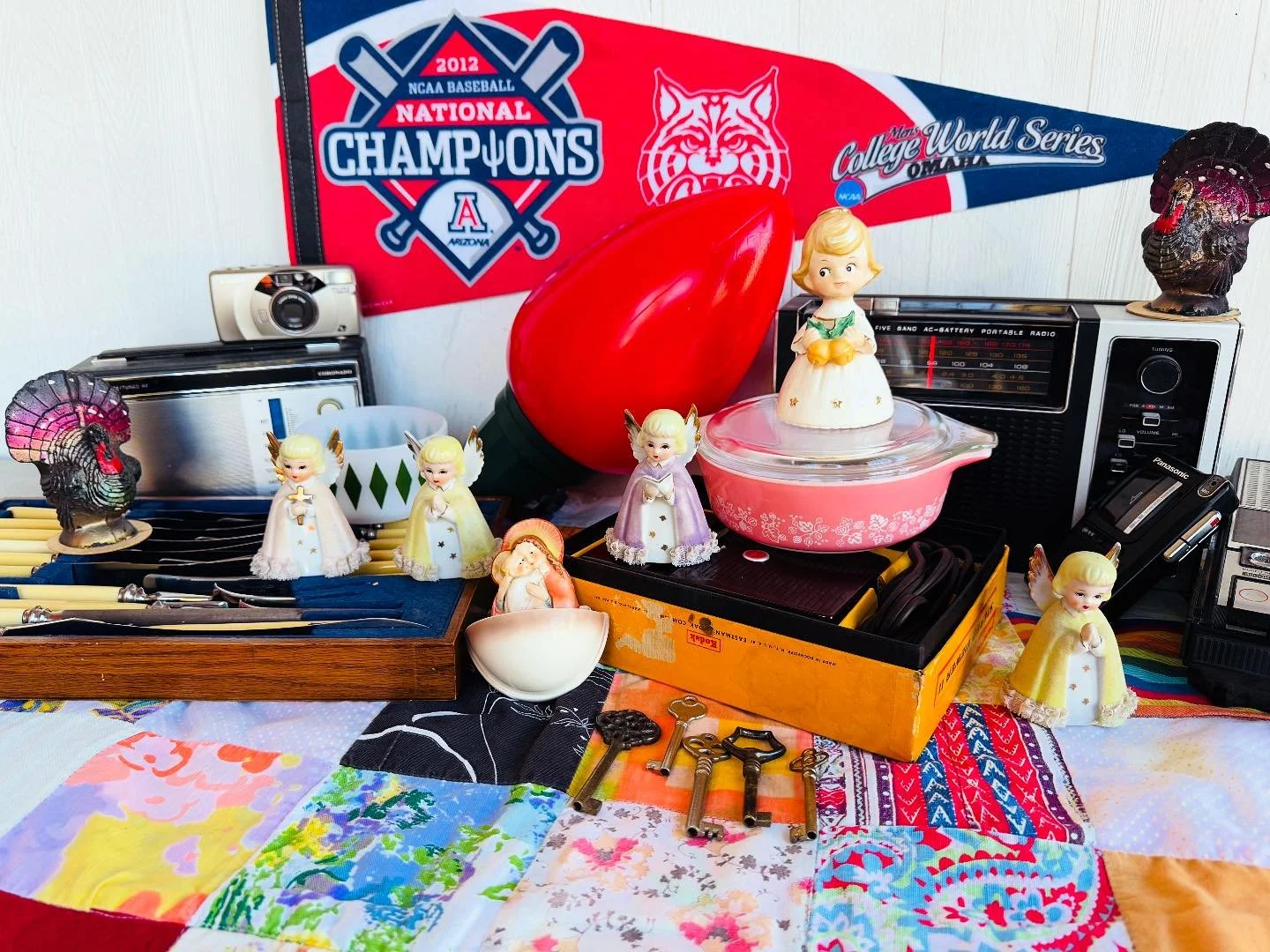 π¦#thrifthaul π¦
•
•
•
#vintagehaul #vintagefind #thriftfind #vintagecamera #vintageradio #vintagefigurine #vintagecandles #gurley #vintageturkey #vintageblanket #vintagepatchwork #christmasdecor #vintagepennant #pyrex #gooseberrypyre