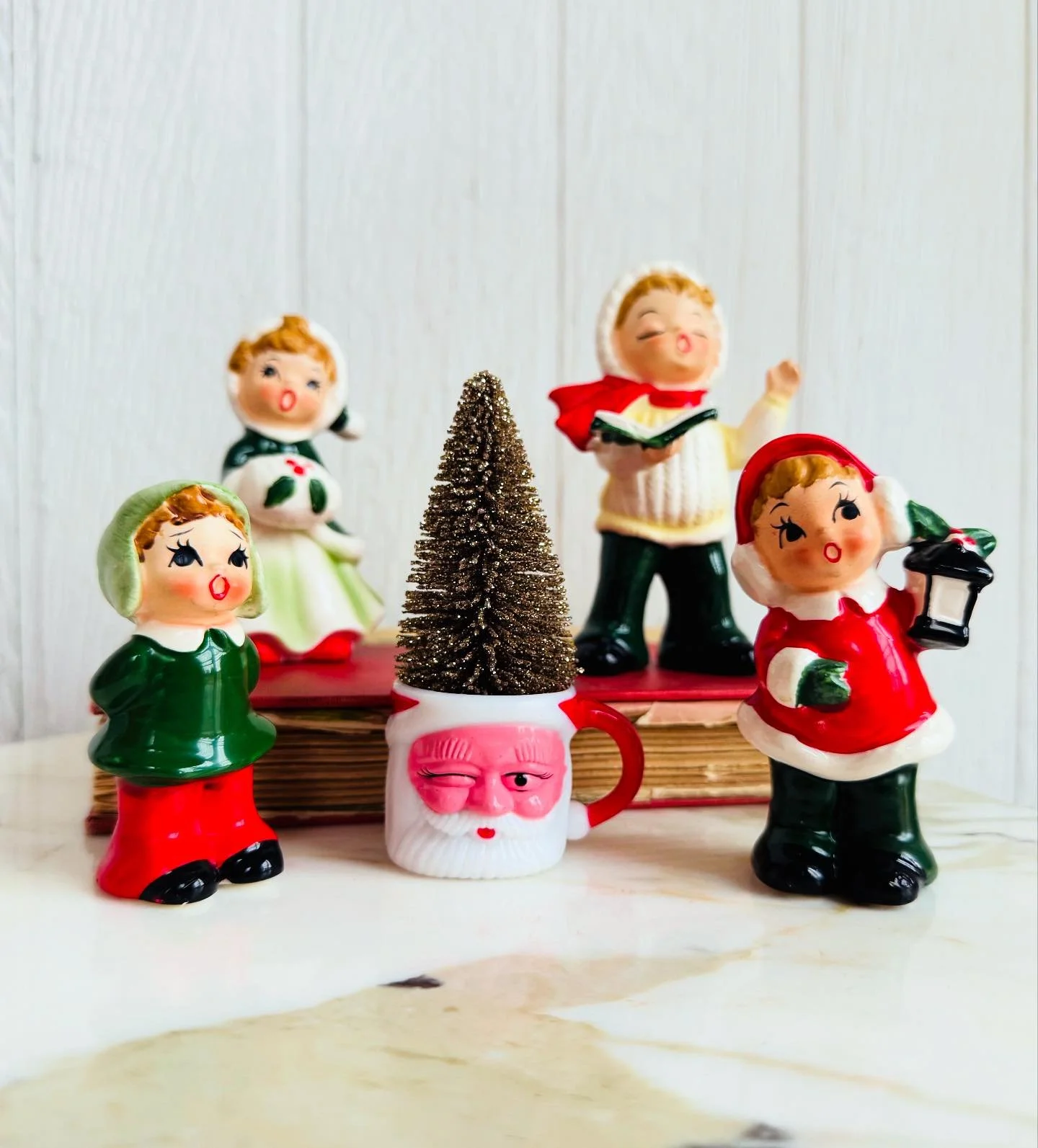 βοΈHAPPY FRIDAYβοΈ
•
•
•
#vintagechristmas #vintagechristmasdecor #kitch #vintagefigurine #vintagesantamugs #vintagemug #vintagefind #thriftfind #joseforiginals #holiday #vintagesanta #newtome
