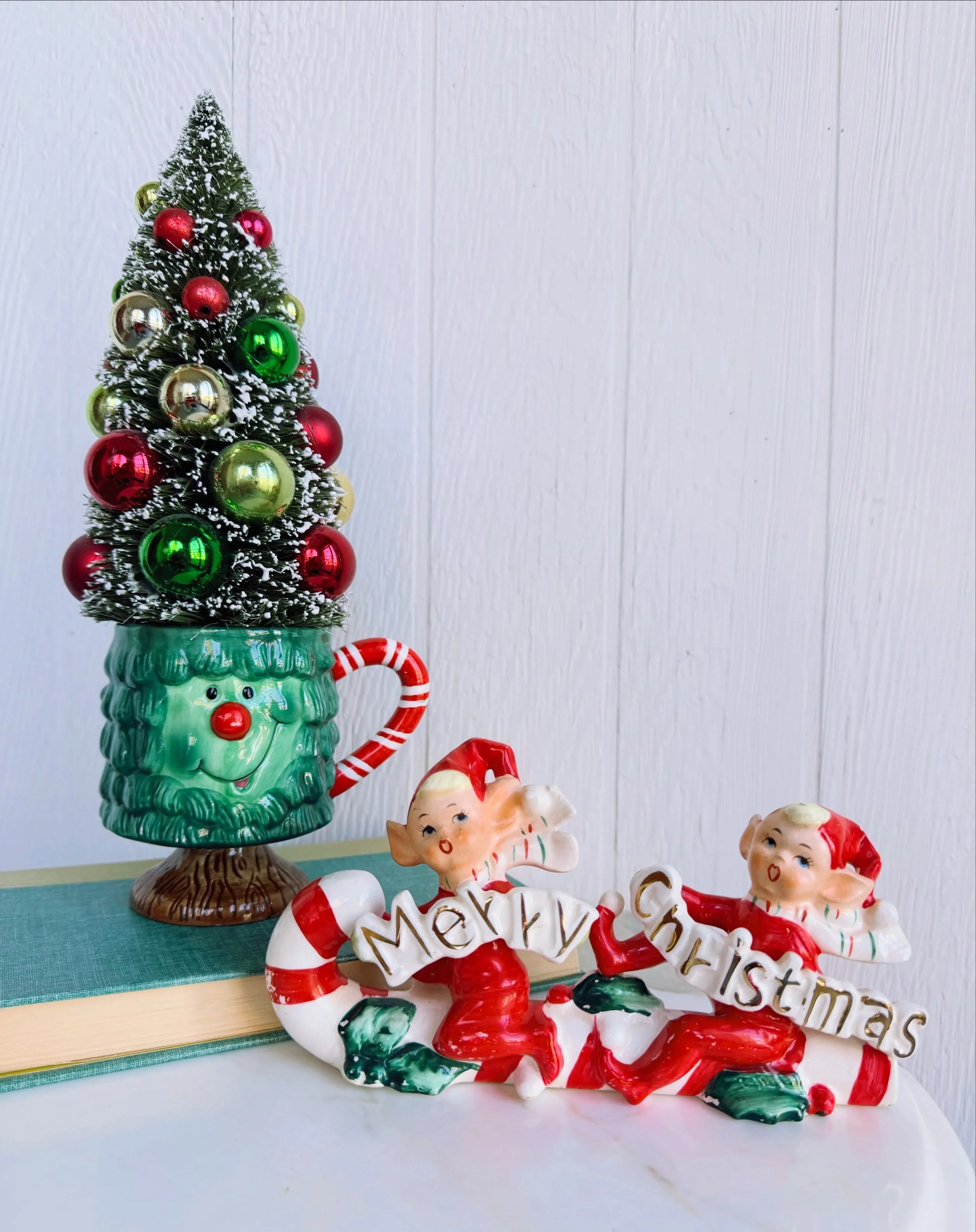 Happy Friday! ❄️
And Christmas in July 🎄

#christmasinjuly #vintagechristmas #vintagechristmasdecor #christmasdecor #vintagechristmasmug