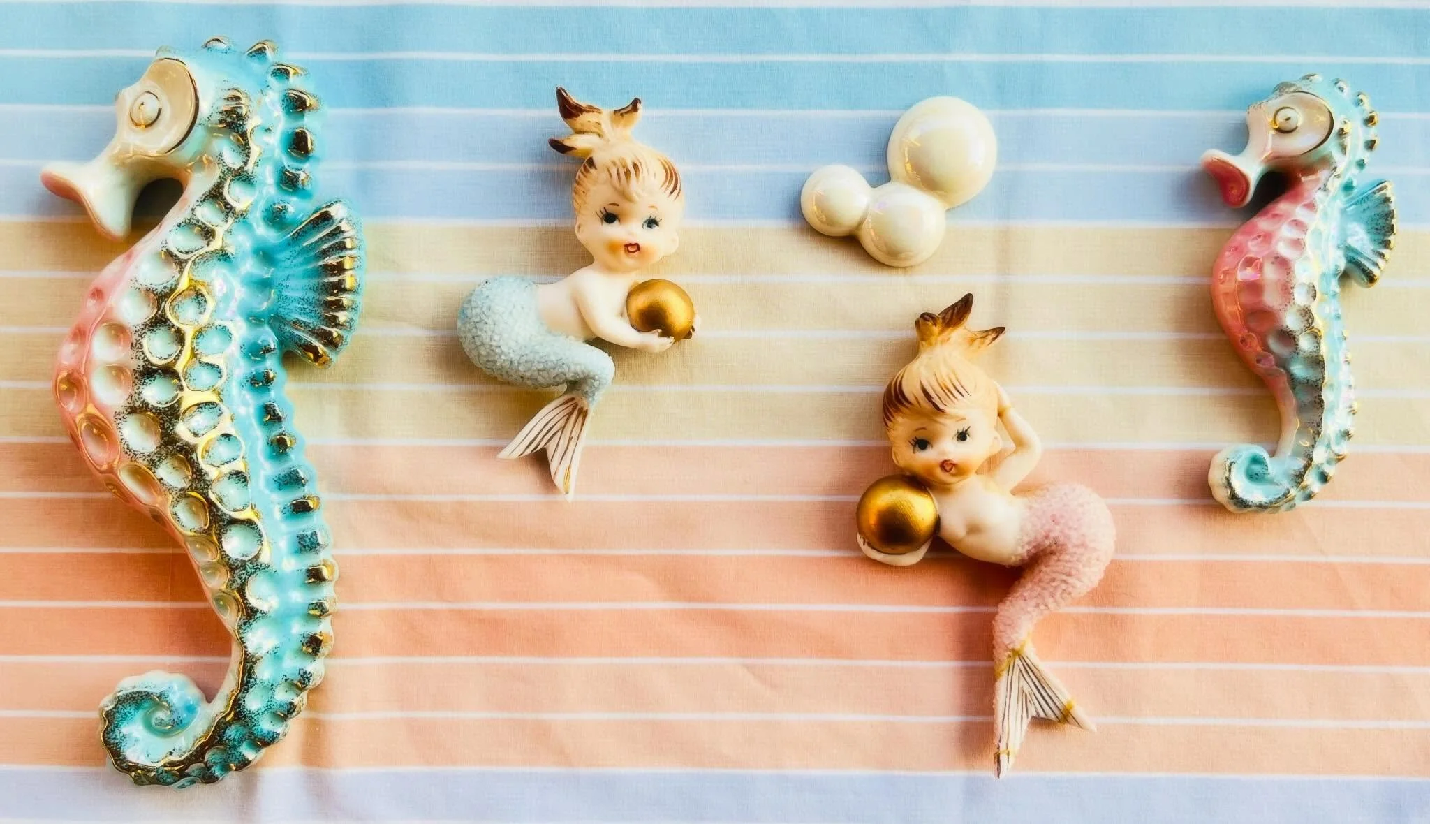Happy Monday 🫧
Mermaid cuties!
🧜&zwj;♀️🐚🐠

#mermaidmonday #vintagemermaids #retromermaids #vintageseahorse #vintagebathroomdecor