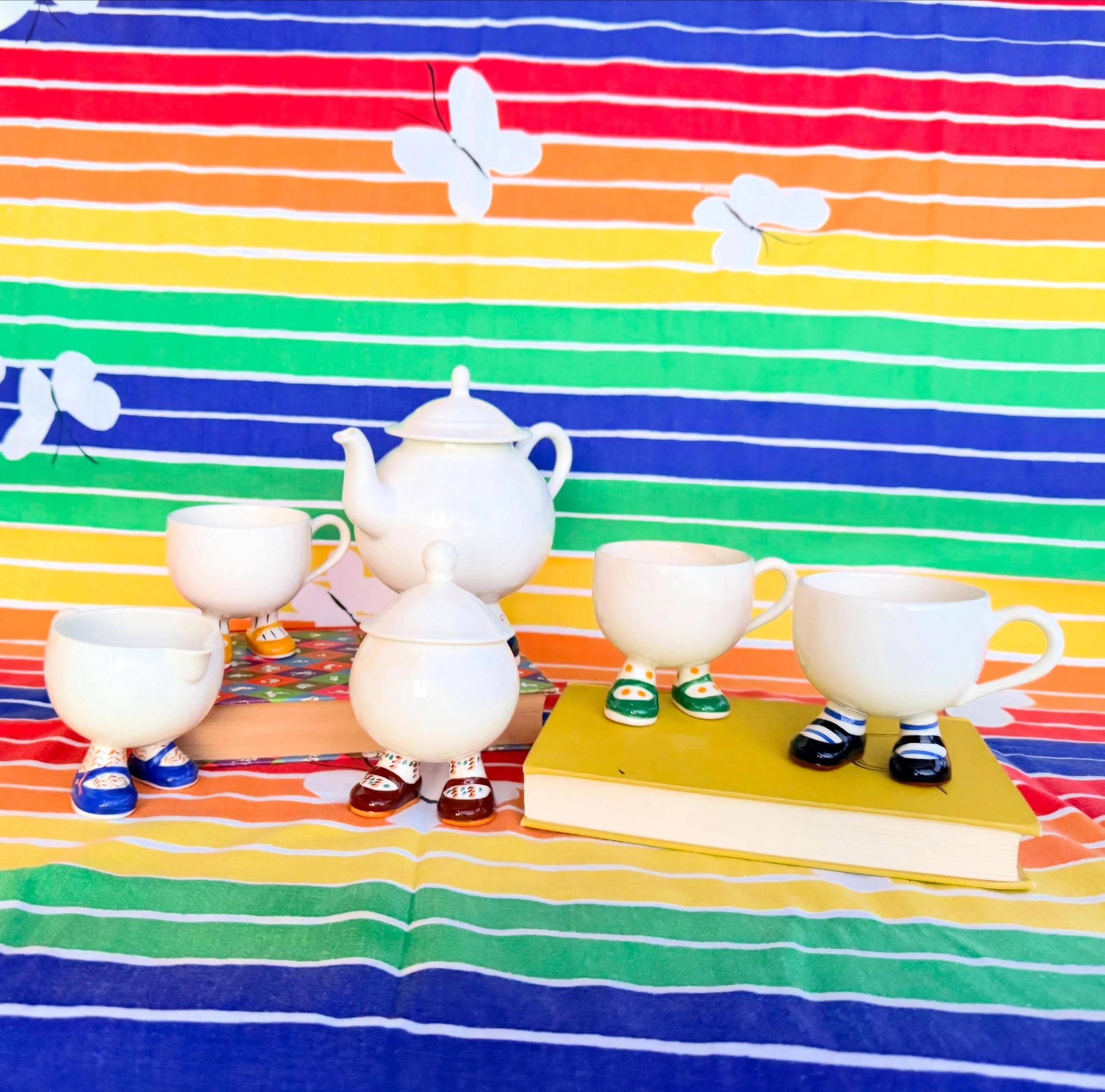 🌈Happy Pride🌈
💜💛💙&hearts;️💜💚🧡🩷🤍🩵🤎
Love is Love❗️

#vtgpride #pride #vtgmugmonday #vintagekitchenware #vintagetablecloth