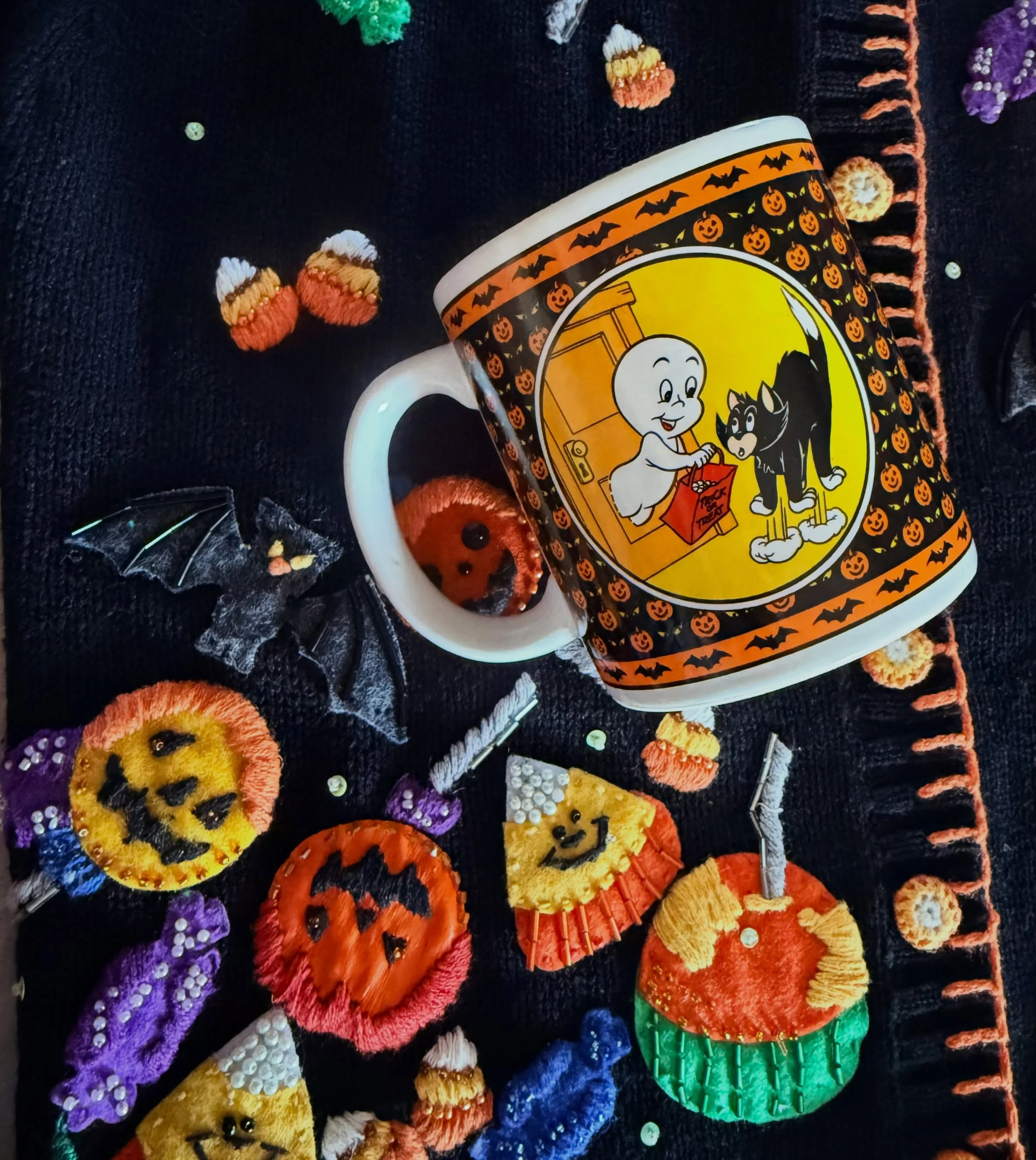 Happy last Monday of September 🎃👻🎃👻🎃👻🎃👻🎃👻🎃👻🎃
🍂🍂🍂🍂🍂🍂🍂🍂🍂🍂🍂🍂🍂🍂🍂🍂🍂

#wrongmonthmonday #vintagemug #vtgmugmonday #vintagehalloween #vintagehalloweendecor
