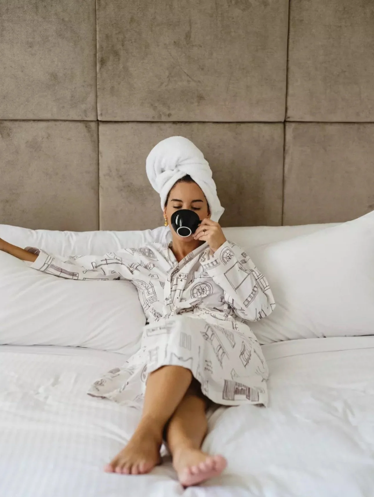 Hands up if you want tips on getting dreamy brand collabs with fancy hotels? You know the ones where they invite all your friends to stay and open the rooftop pool just for you after the job is done? Live drawing, robes, totes, umbrellas, room plans.