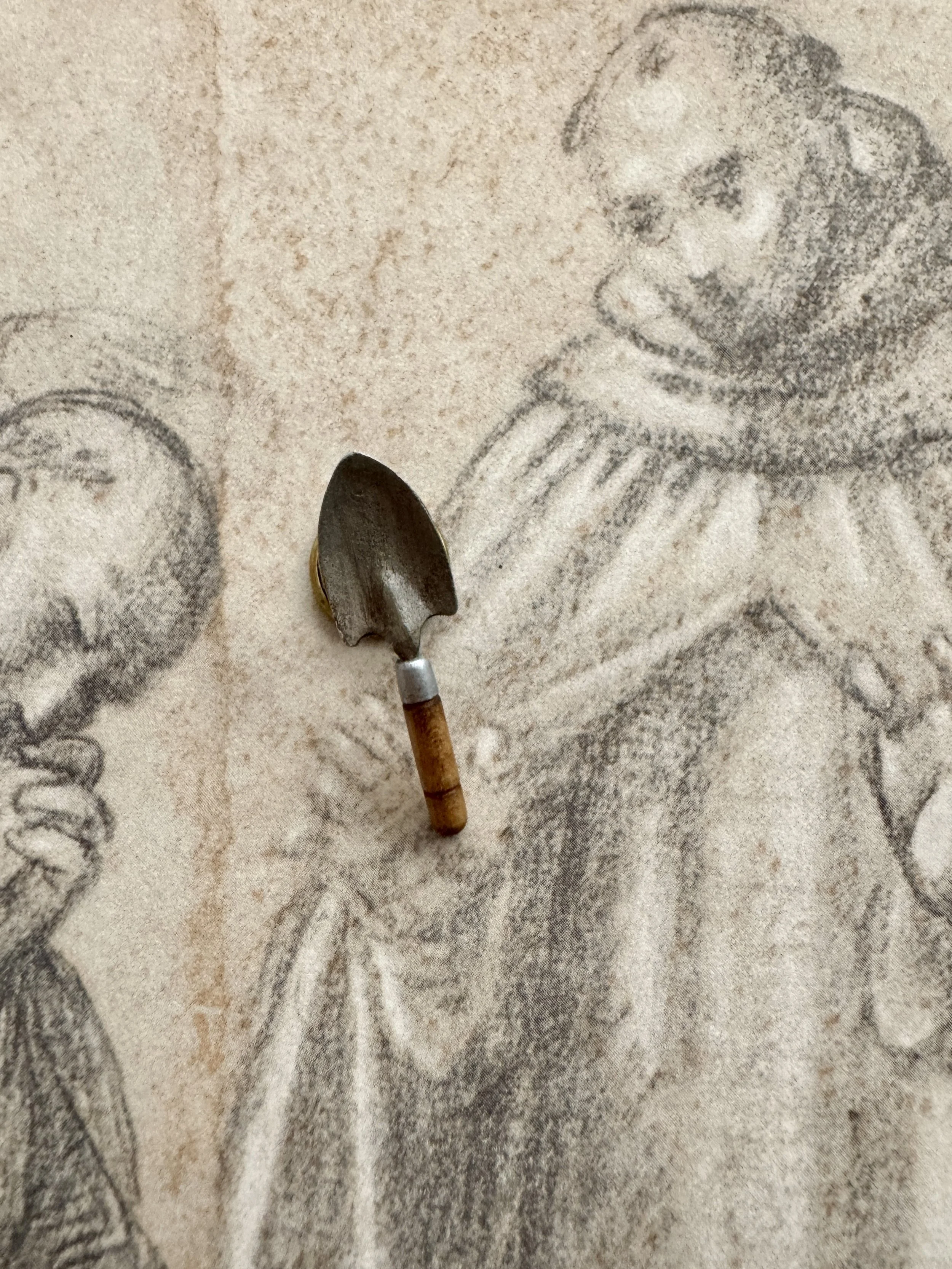 garden shovel pin, vintage