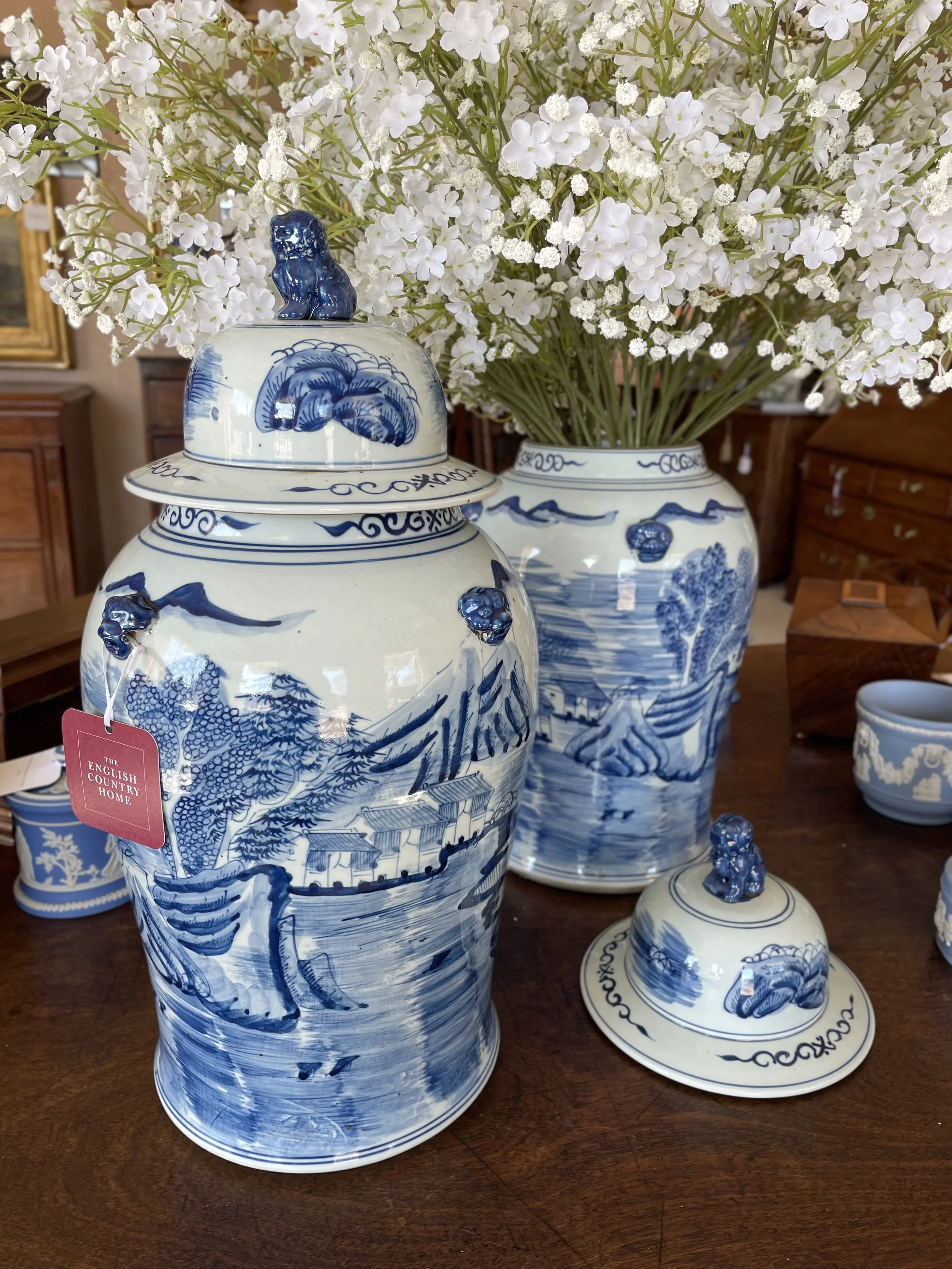 BLUE & WHITE PORCELAIN TEMPLE JAR