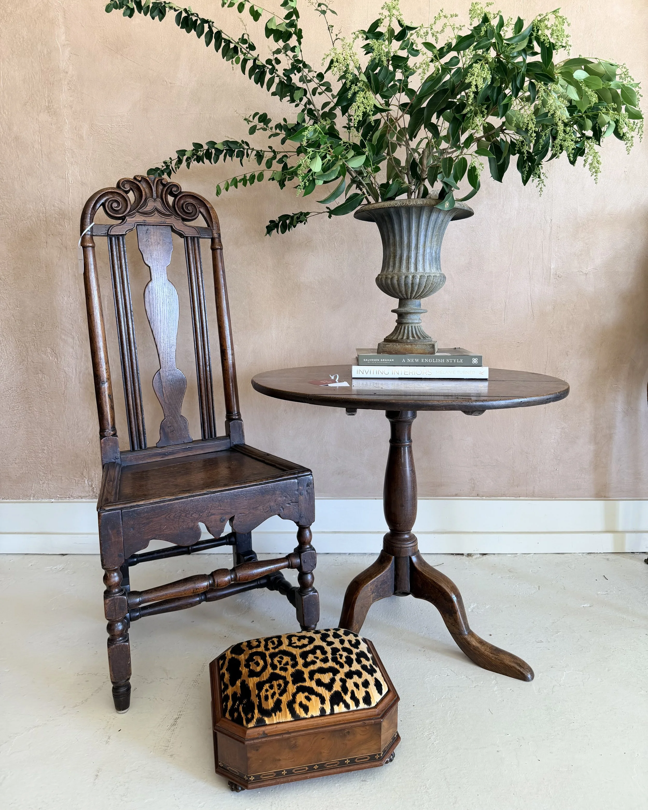 ANTIQUE OAK TRIPOD TABLE