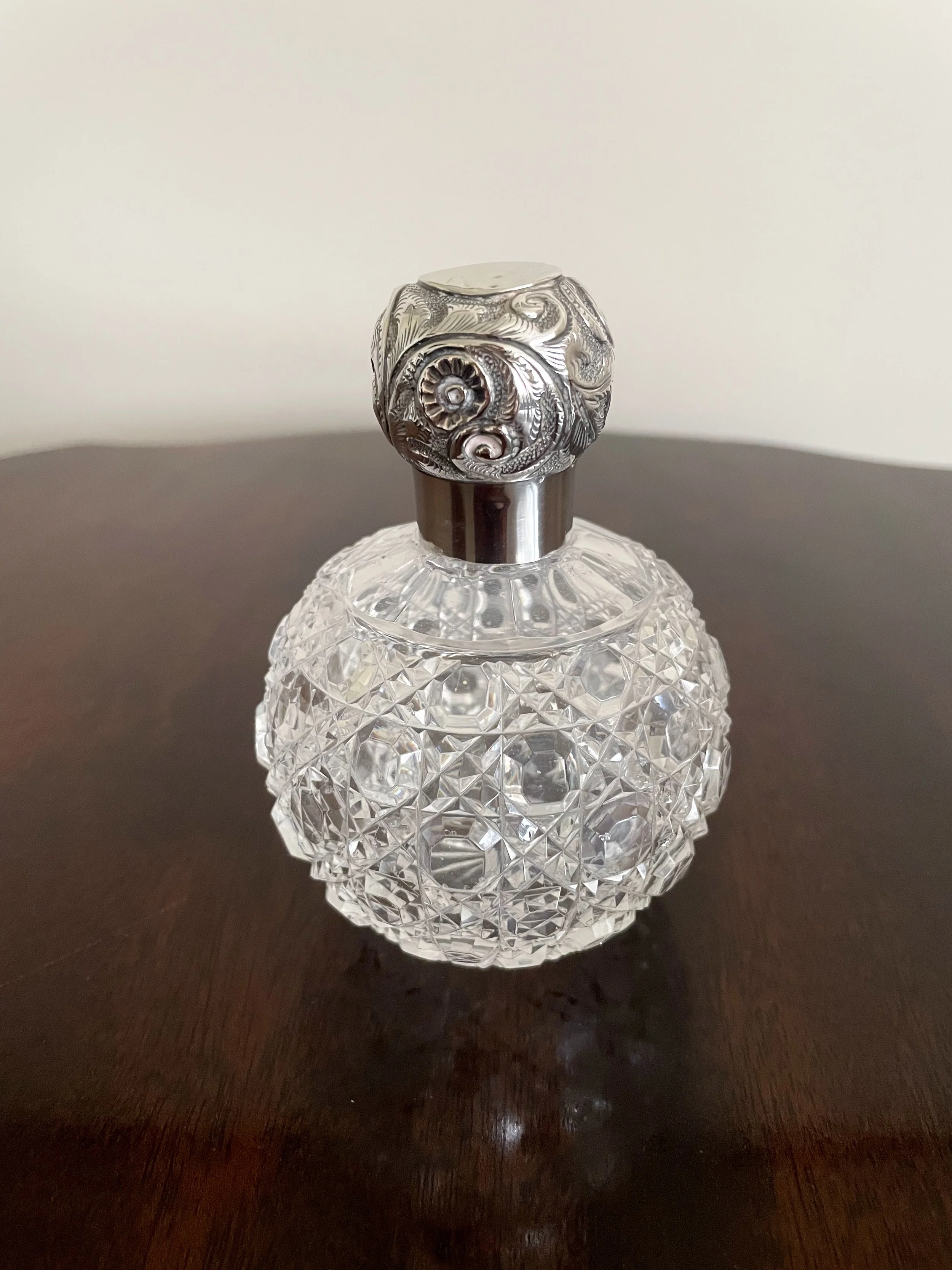 ANTIQUE CUT GLASS SCENT BOTTLE WITH SILVER TOPPER