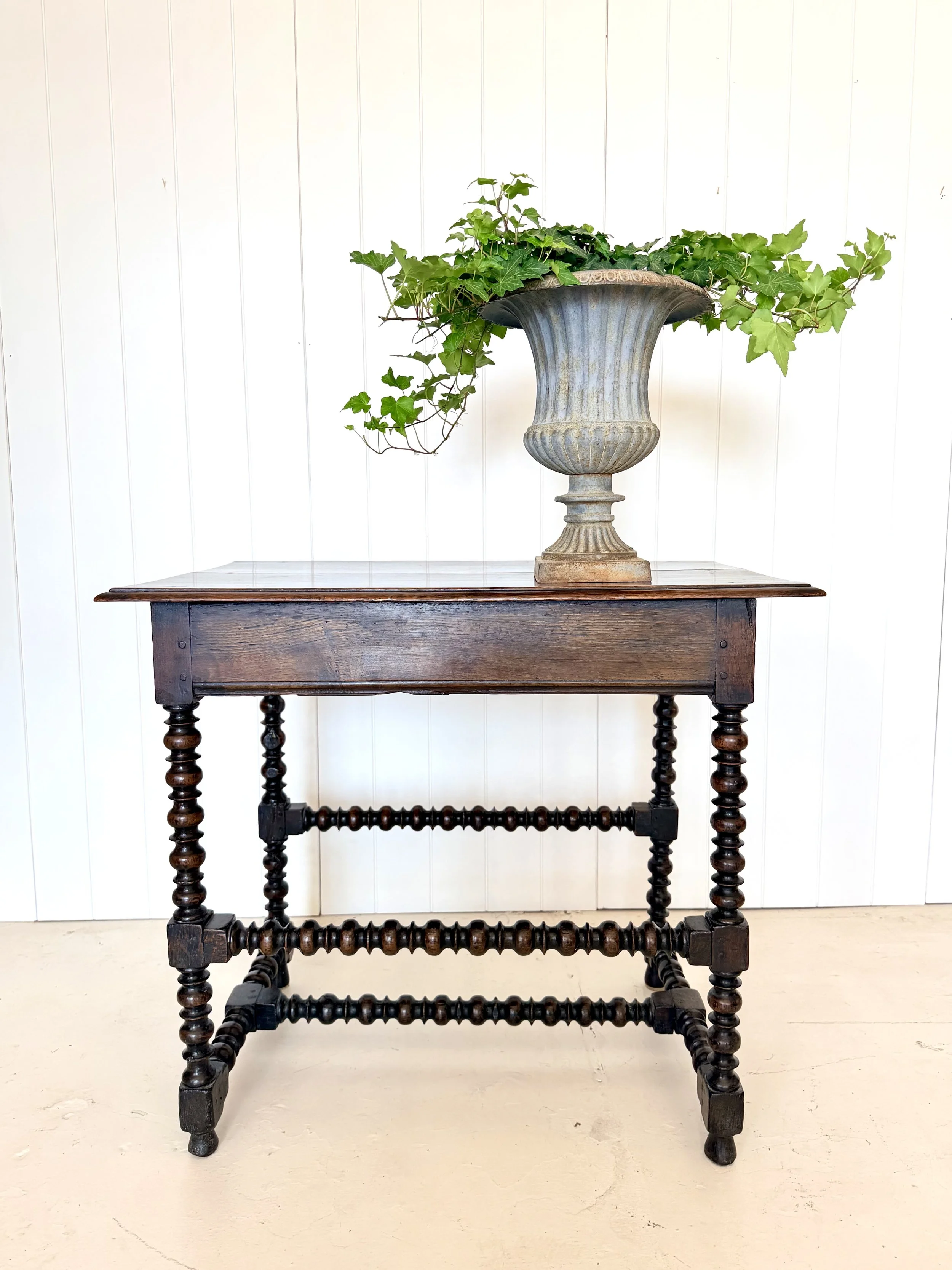 LATE 17TH CENTURY ENGLISH BOBBIN LEG TABLE